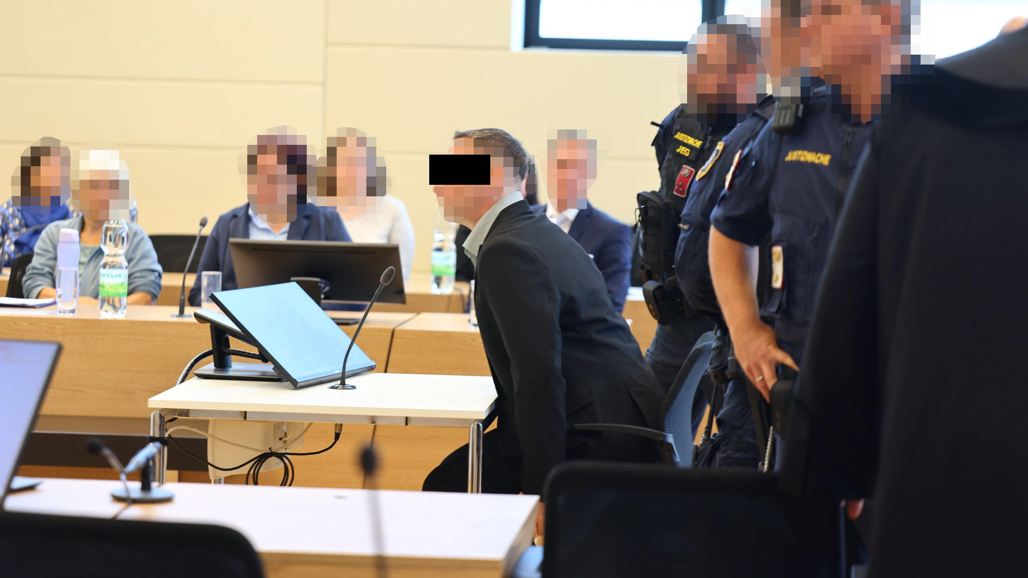 Der Angeklagte vor Prozessstart am Landesgericht Korneuburg