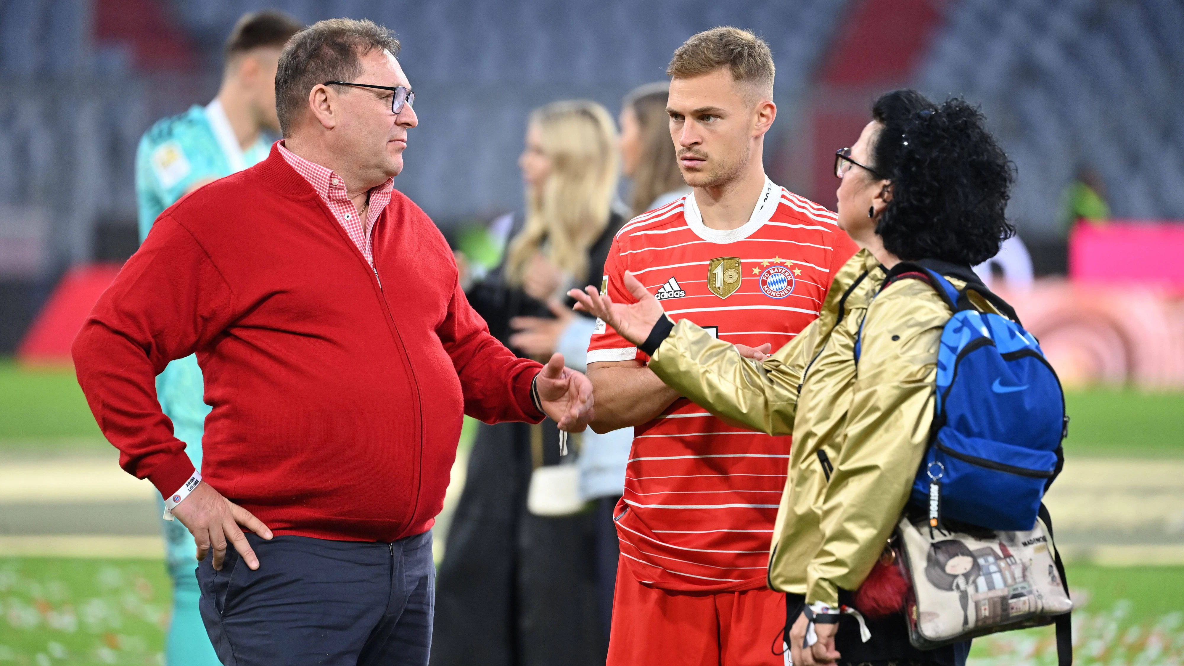 Joshua KIMMICH Bayern Muenchen mit Eltern, Vater Berthold und Mutter Anja nach Siegerehrung, Fussball 1. Bundesliga Saison 2021/2022, 33.Spieltag, Spieltag33. FC Bayern Muenchen-VFB Stuttgart 2-2 am 08.05.2022, A L L I A N Z A R E N A Muenchen. *** Joshua KIMMICH Bayern Muenchen with parents, father Berthold and mother Anja after award ceremony, soccer 1 Bundesliga season 2021 2022, 33 matchday, matchday33 FC Bayern Muenchen VFB Stuttgart 2 2 on 08 05 2022, A L L I A N Z A R E N A Muenchen  