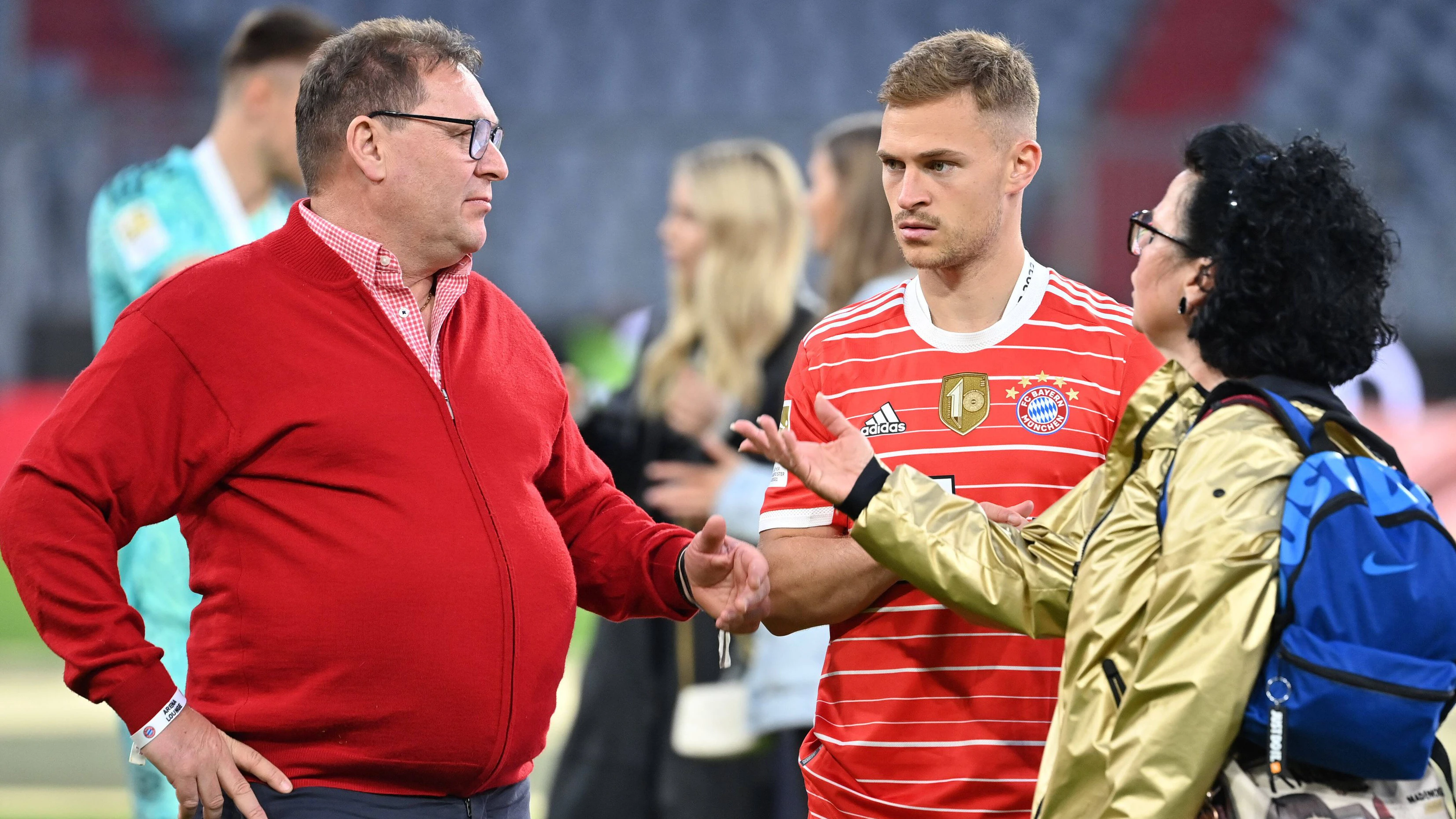 Joshua KIMMICH Bayern Muenchen mit Eltern, Vater Berthold und Mutter Anja nach Siegerehrung, Fussball 1. Bundesliga Saison 2021/2022, 33.Spieltag, Spieltag33. FC Bayern Muenchen-VFB Stuttgart 2-2 am 08.05.2022, A L L I A N Z A R E N A Muenchen. *** Joshua KIMMICH Bayern Muenchen with parents, father Berthold and mother Anja after award ceremony, soccer 1 Bundesliga season 2021 2022, 33 matchday, matchday33 FC Bayern Muenchen VFB Stuttgart 2 2 on 08 05 2022, A L L I A N Z A R E N A Muenchen  