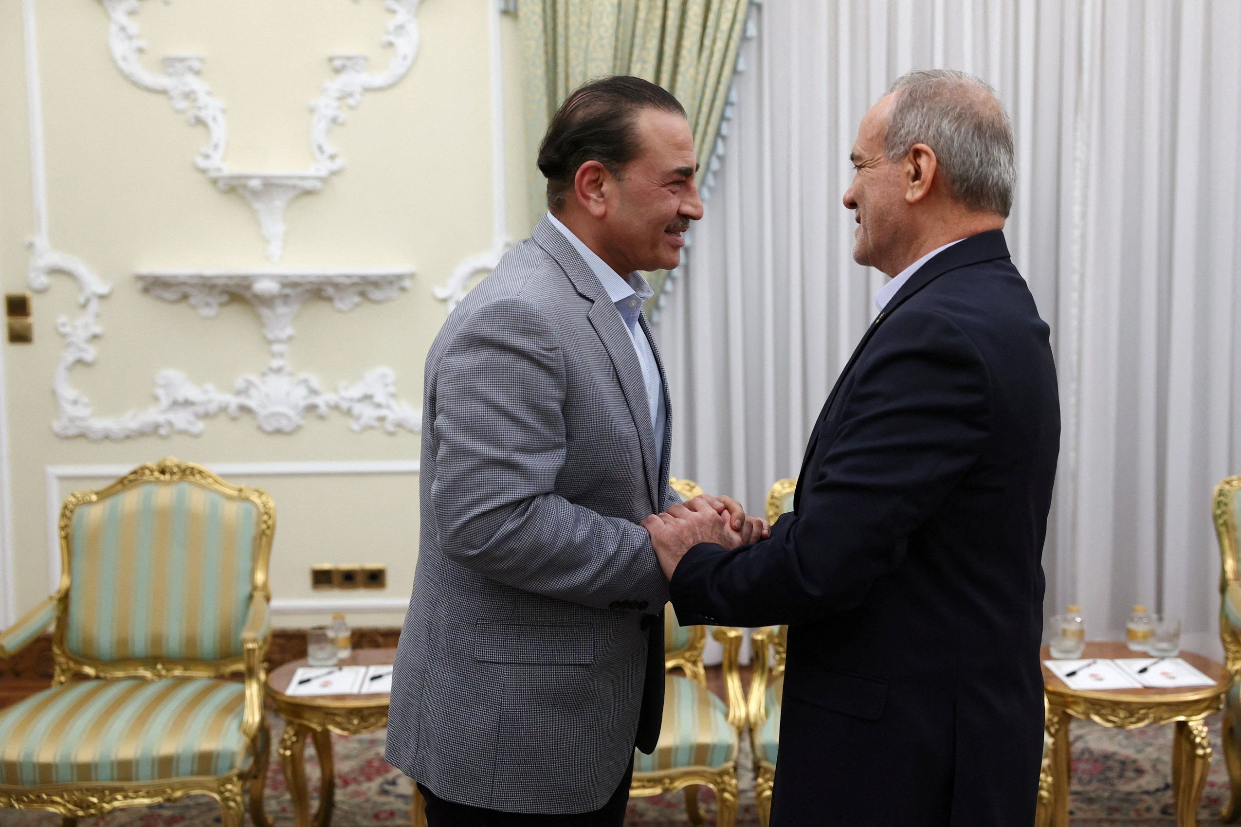 Irans Präsident Masoud Pezeshkian empfing am Dienstag Pakistans Armeechef, Feldmarschall Asim Munir, in Teheran.