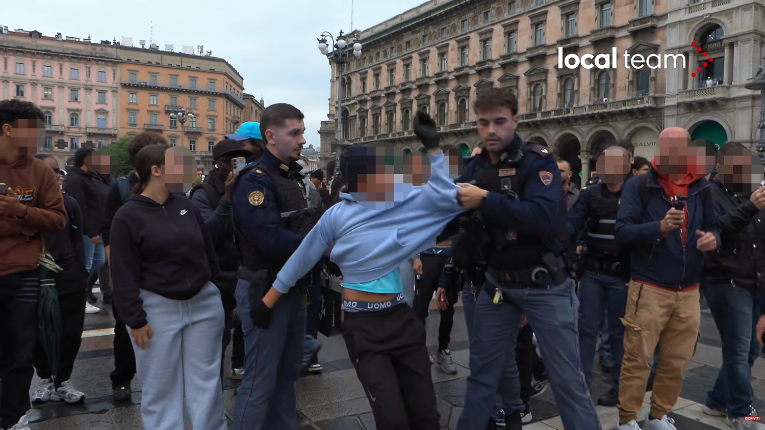 Polizisten führen am Sonntag Jugendliche am Mailänder Domplatz zur Identitätsfeststellung ab. Sie stehen im Verdacht, an den Plünderungen vom Vortag beteiligt gewesen zu sein. Der Elfjährige ist nicht abgebildet.