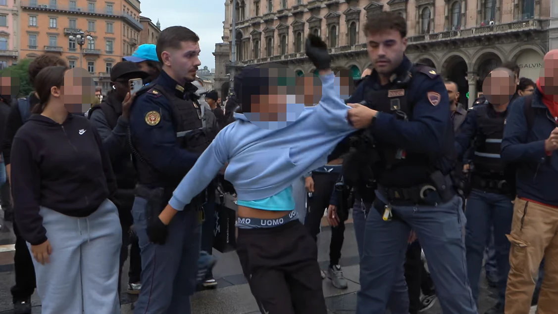 Polizisten führen am Sonntag Jugendliche am Mailänder Domplatz zur Identitätsfeststellung ab. Sie stehen im Verdacht, an den Plünderungen vom Vortag beteiligt gewesen zu sein. Der Elfjährige ist nicht abgebildet.