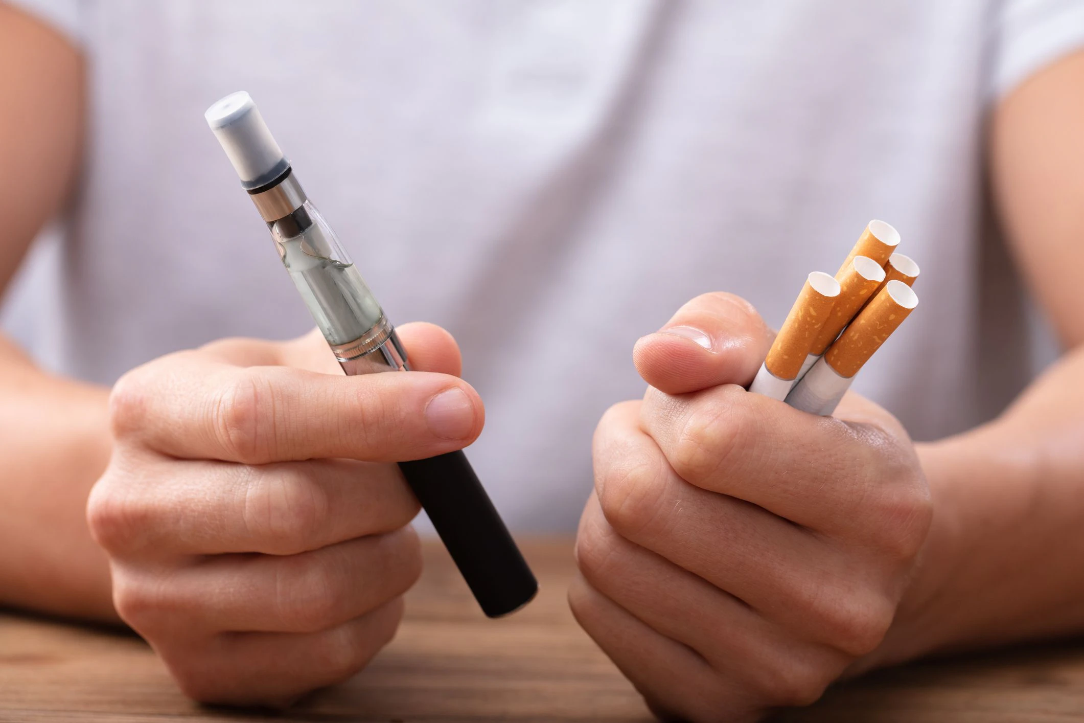 Besser als herkömmliche Zigaretten, aber weit weg von gesund: Wer bisher nicht gevaped hat, sollte auch weiterhin die Finger davon lassen