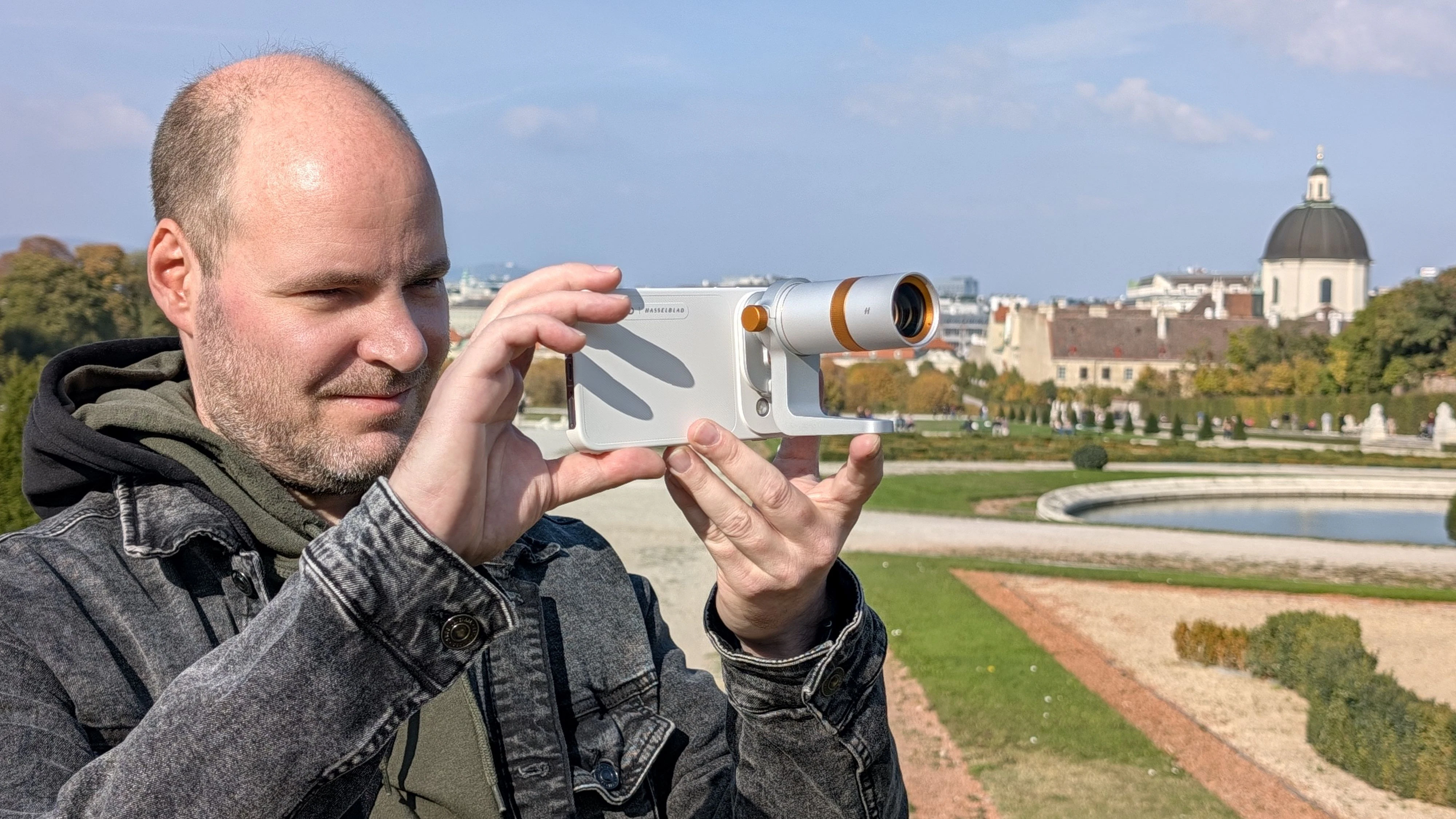 Der Telekonverter maximiert die dreifache optische Vergrößerung der Telekamera um den Faktor 3,28.