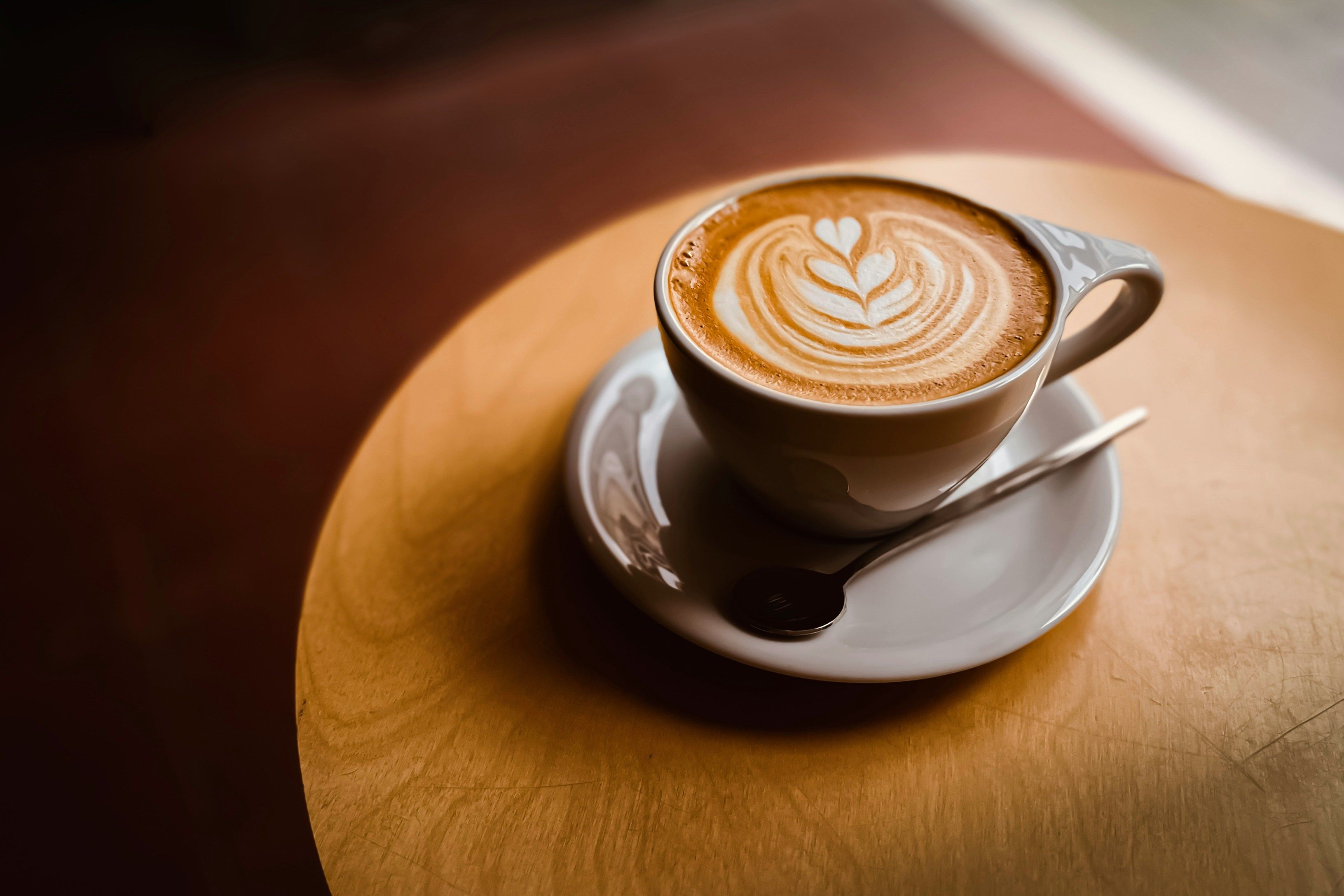 Millionen Menschen starten mit einer Tasse Kaffee in den Tag.