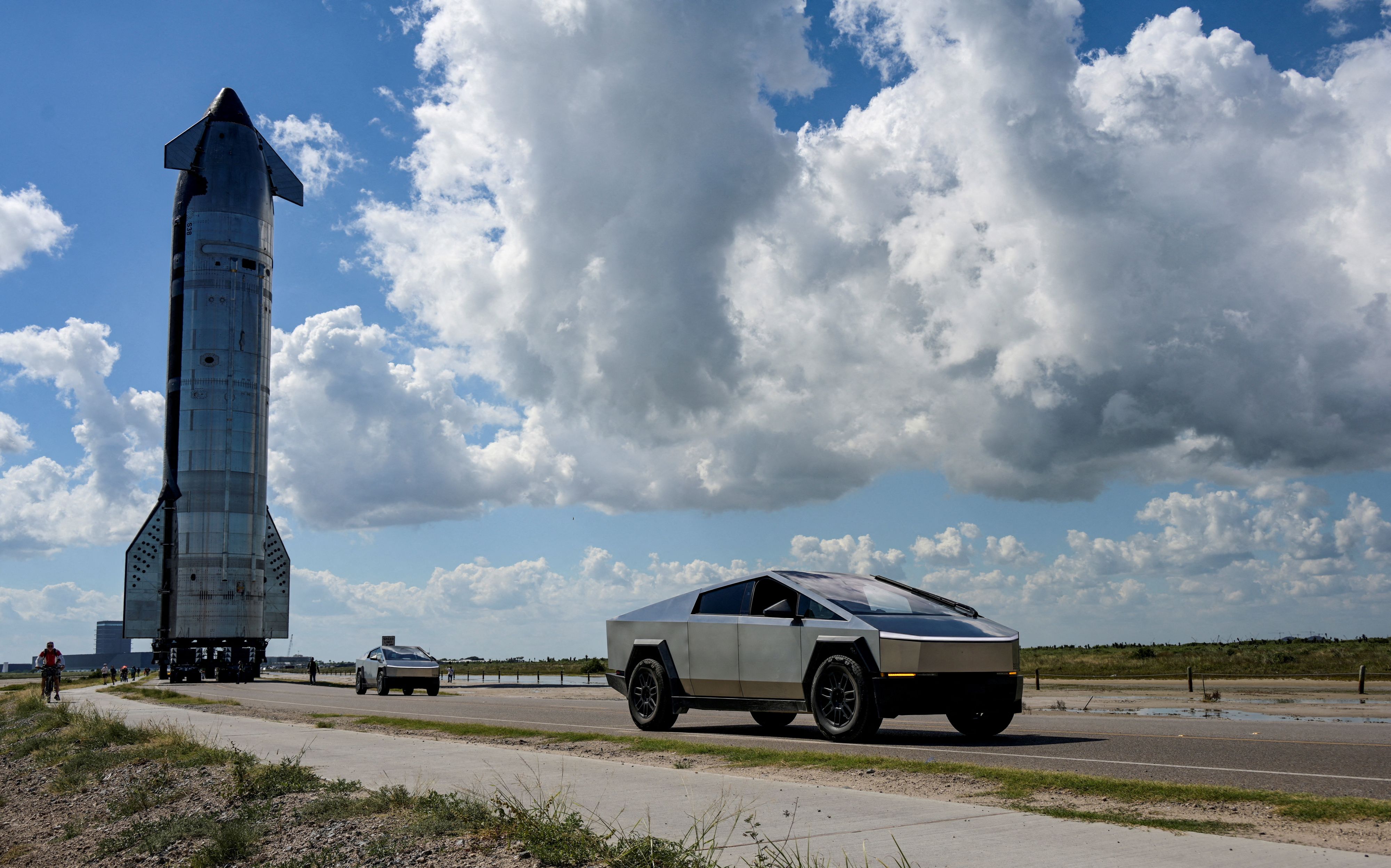Tesla Cyber Truck am Weg zum SpaceX Starship: Ein Zusammenschluss wäre die bisher größte Firmenfusion überhaupt.