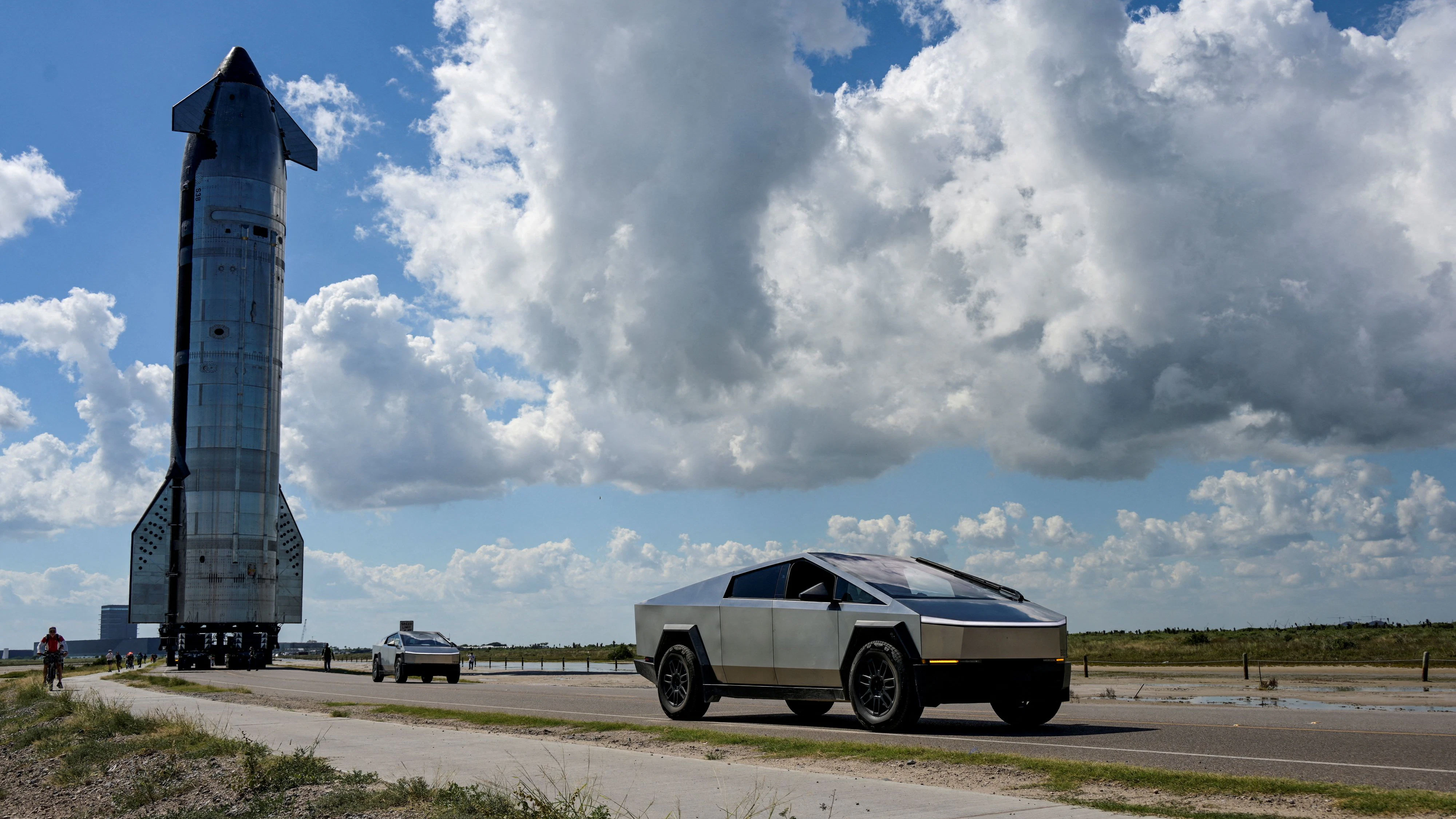 FILE PHOTO: Tesla Cyber Trucks lead the way as the SpaceX Starship spacecraft rolls out toward the launch pad before its 11th test flight from the company's complex in Starbase, Texas, U.S., October 11, 2025. REUTERS/Steve Nesius/File Photo