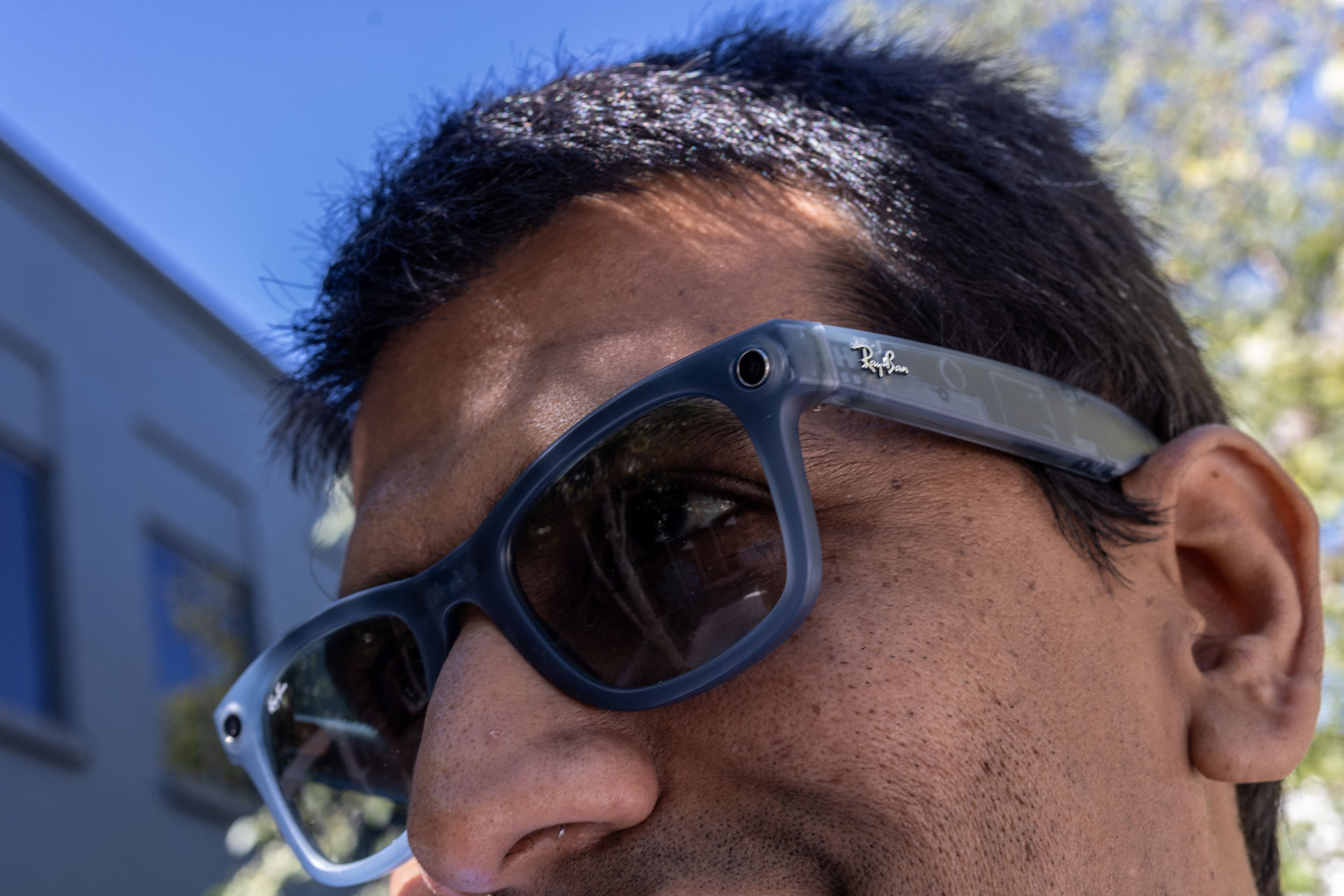 In Kooperation mit RayBan bringt Meta erstmals Smartbrillen mit Kamera heraus. Datenschützer sind alarmiert!
