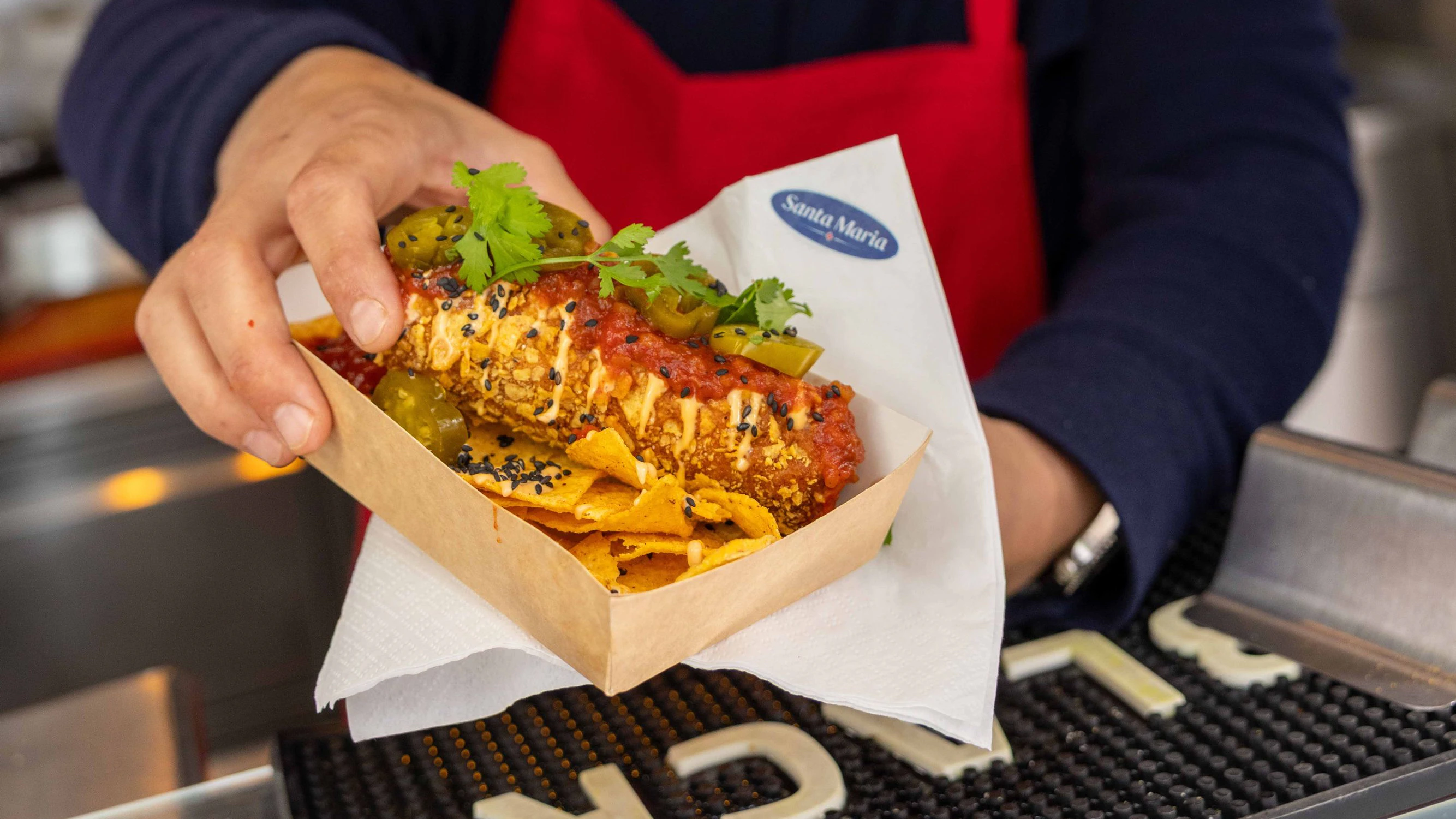 Sebastian Neuschler erschuf den Nacho Dog mit feuriger Käsekrainer.