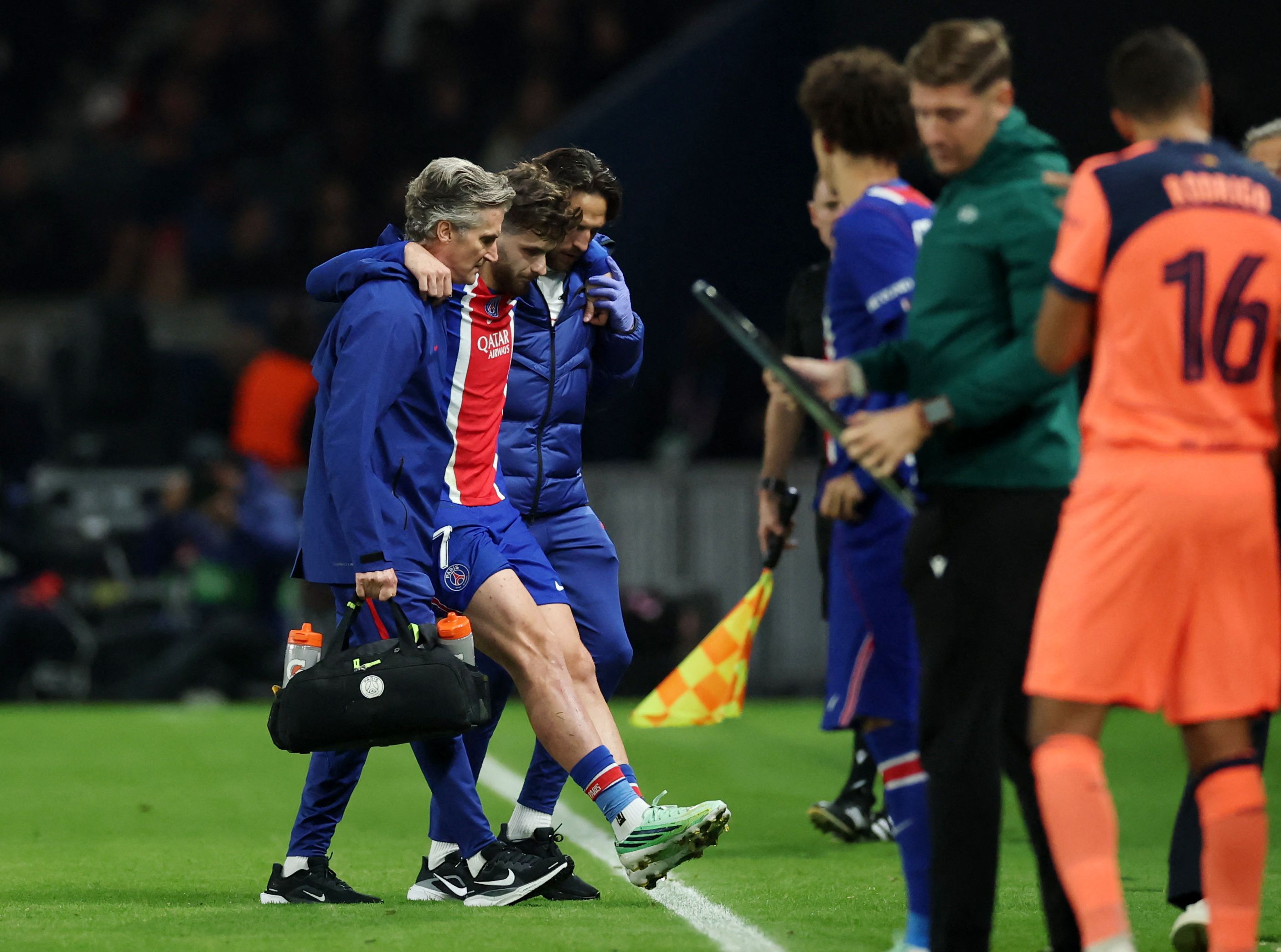 Khvicha Kvaratskhelia zog sich beim 4:2-Kantersieg gegen den FC Barcelona einen Kreuzbandriss zu. 