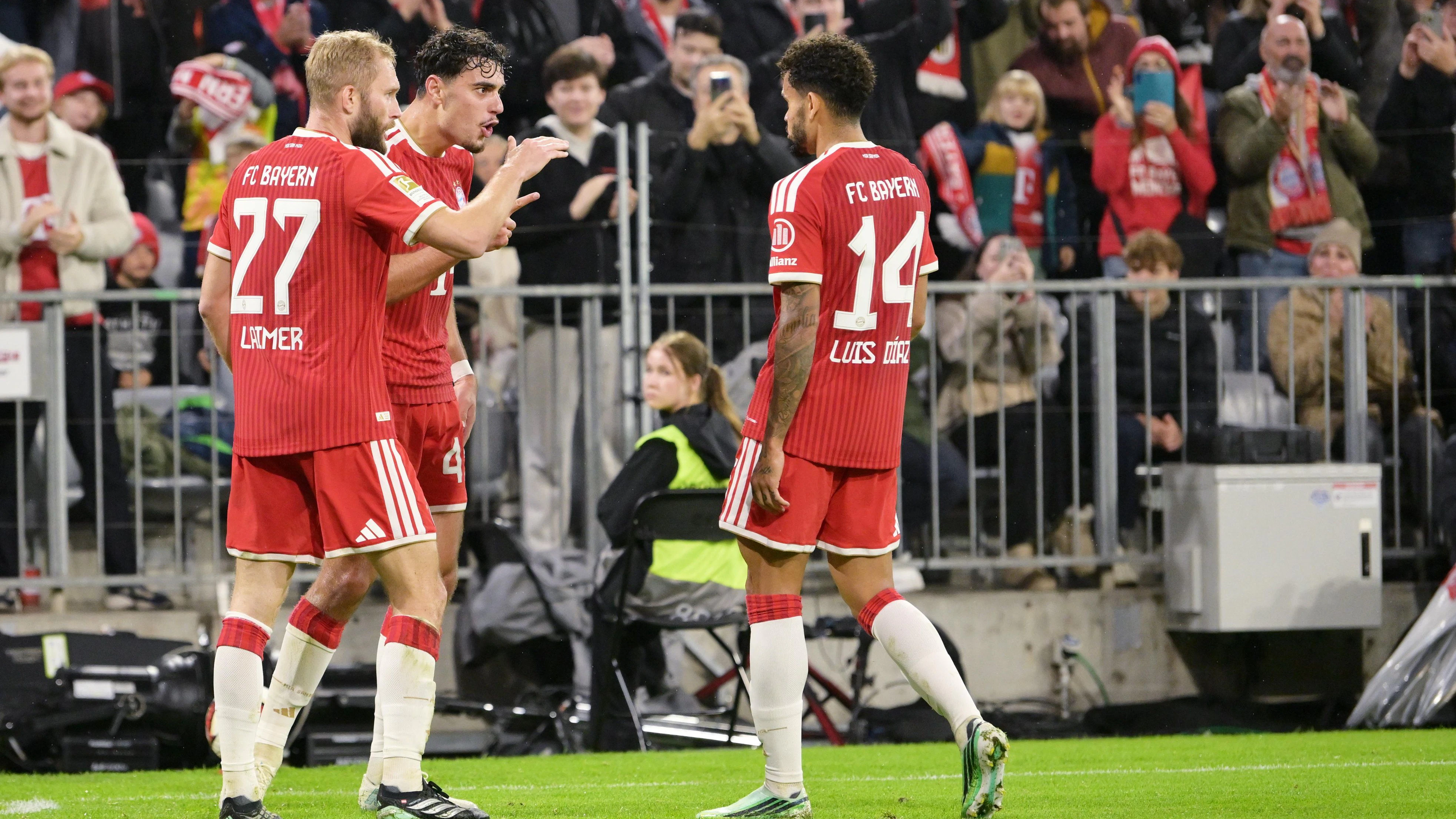 MUNICH,GERMANY,17.OCT.26 - SOCCER - 1. DFL, 1. Deutsche Bundesliga, FC Bayern Muenchen vs RasenBallsport Leipzig. Image shows the rejoicing of Aleksandar Pavlovic (Bayern) with Konrad Laimer and Luis Diaz (Bayern). Photo: GEPA pictures/ Witters/ Markus Fischer - ATTENTION - COPYRIGHT FOR AUSTRIAN CLIENTS ONLY - DFL regulations prohibit any use of photographs as image sequences and/or quasi-video