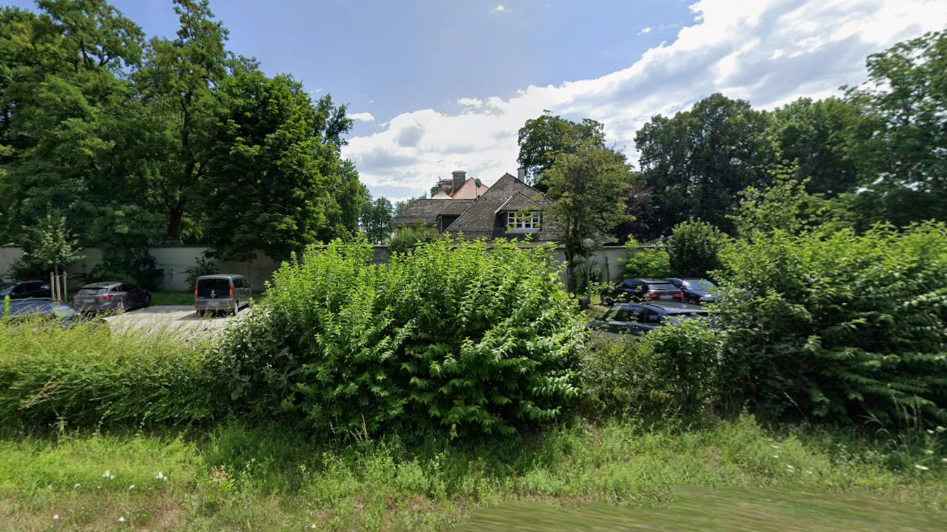 Der Tote wurde in einem Auto auf einem Parkplatz vor dem Jagdschloss in Mageregg gefunden.