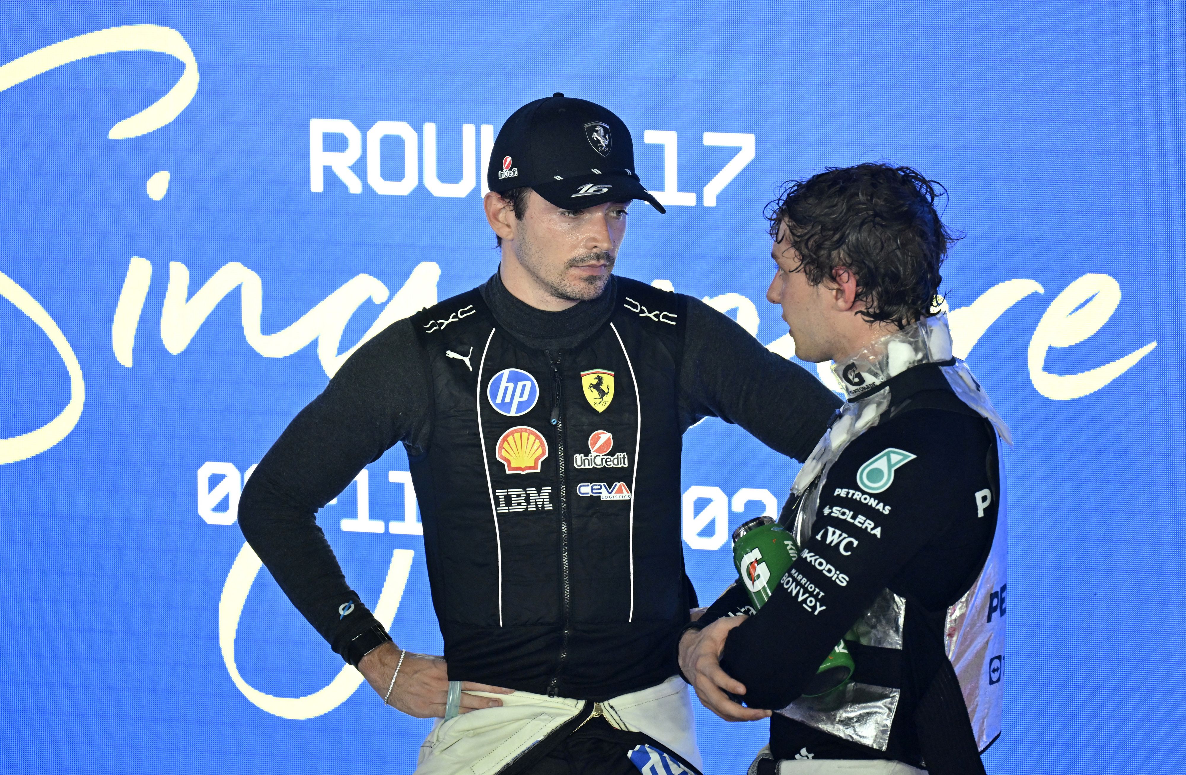 Kimi Antonelli (r.) im Gespräch mit Ferrari-Star Charles Leclerc