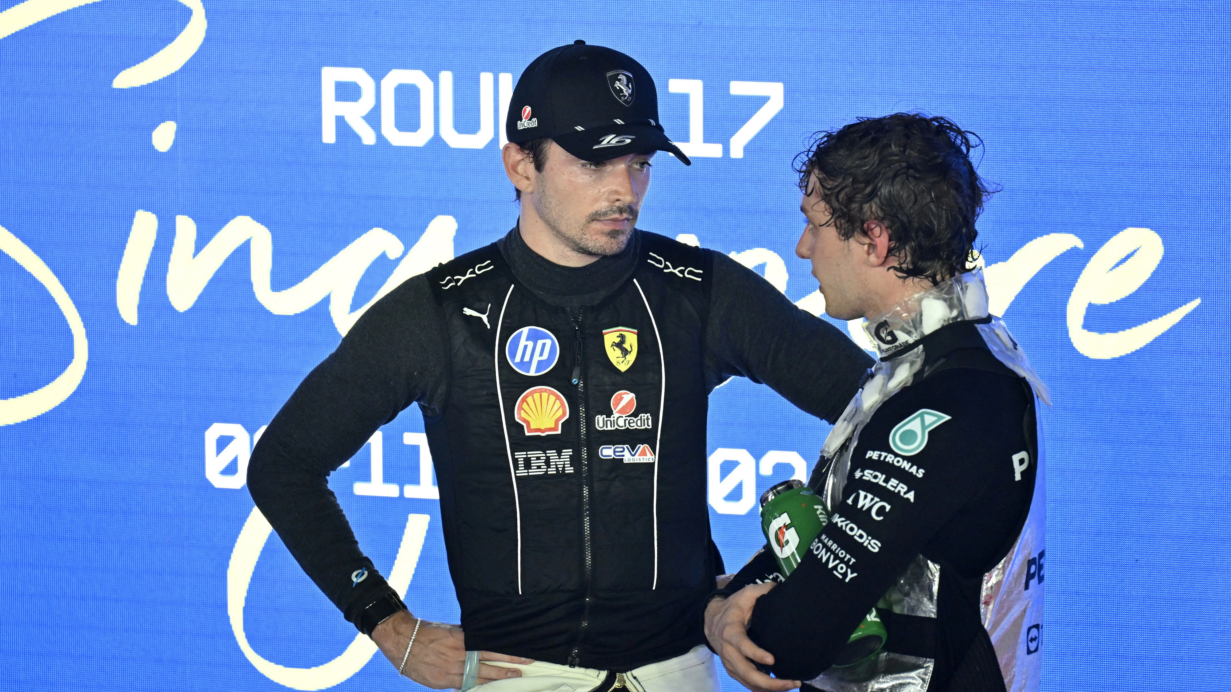 Kimi Antonelli (r.) im Gespräch mit Ferrari-Star Charles Leclerc