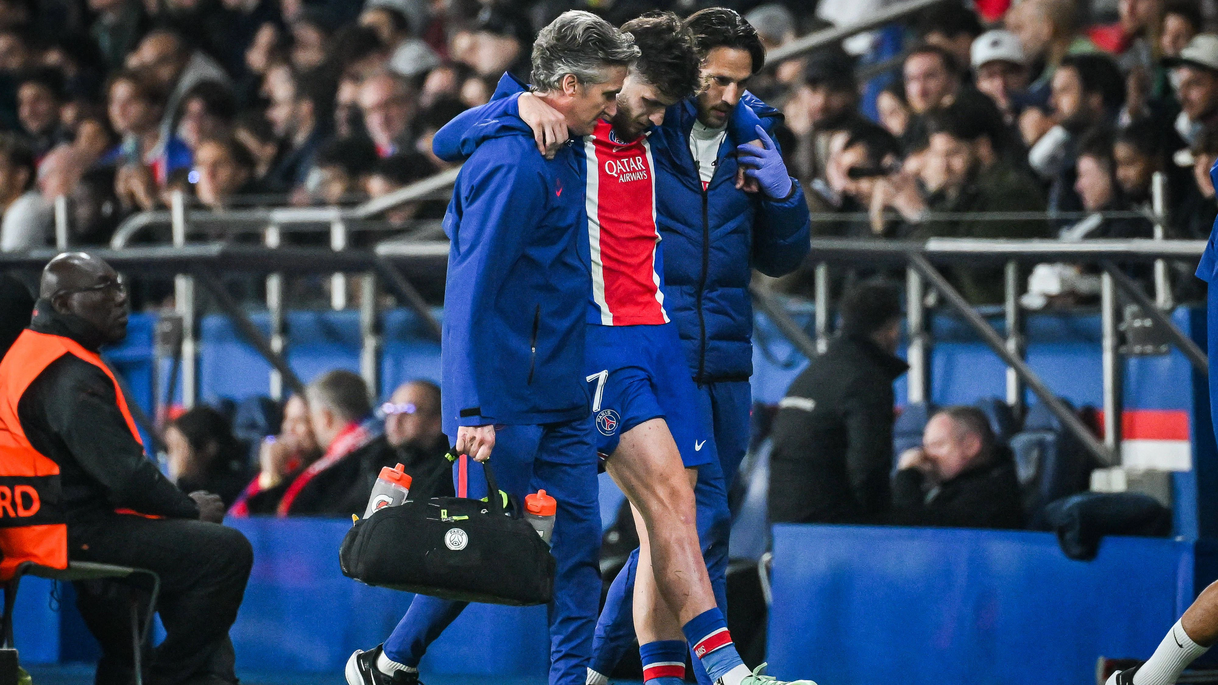 October 20, 2026, Paris, France, France: Khvicha KVARATSKHELIA of PSG looks injured during the UEFA Champions League, League Phase MD3 match between Paris Saint-Germain and FC Barcelona, Barca at Parc des Princes Stadium on October 20, 2026 in Paris, France. Paris Saint-Germain V FC Barcelona - UEFA Champions League PUBLICATIONxINxGERxSUIxAUTxONLY - ZUMAm308 20261020_zsp_m308_020 Copyright: xMatthieuxMirvillex