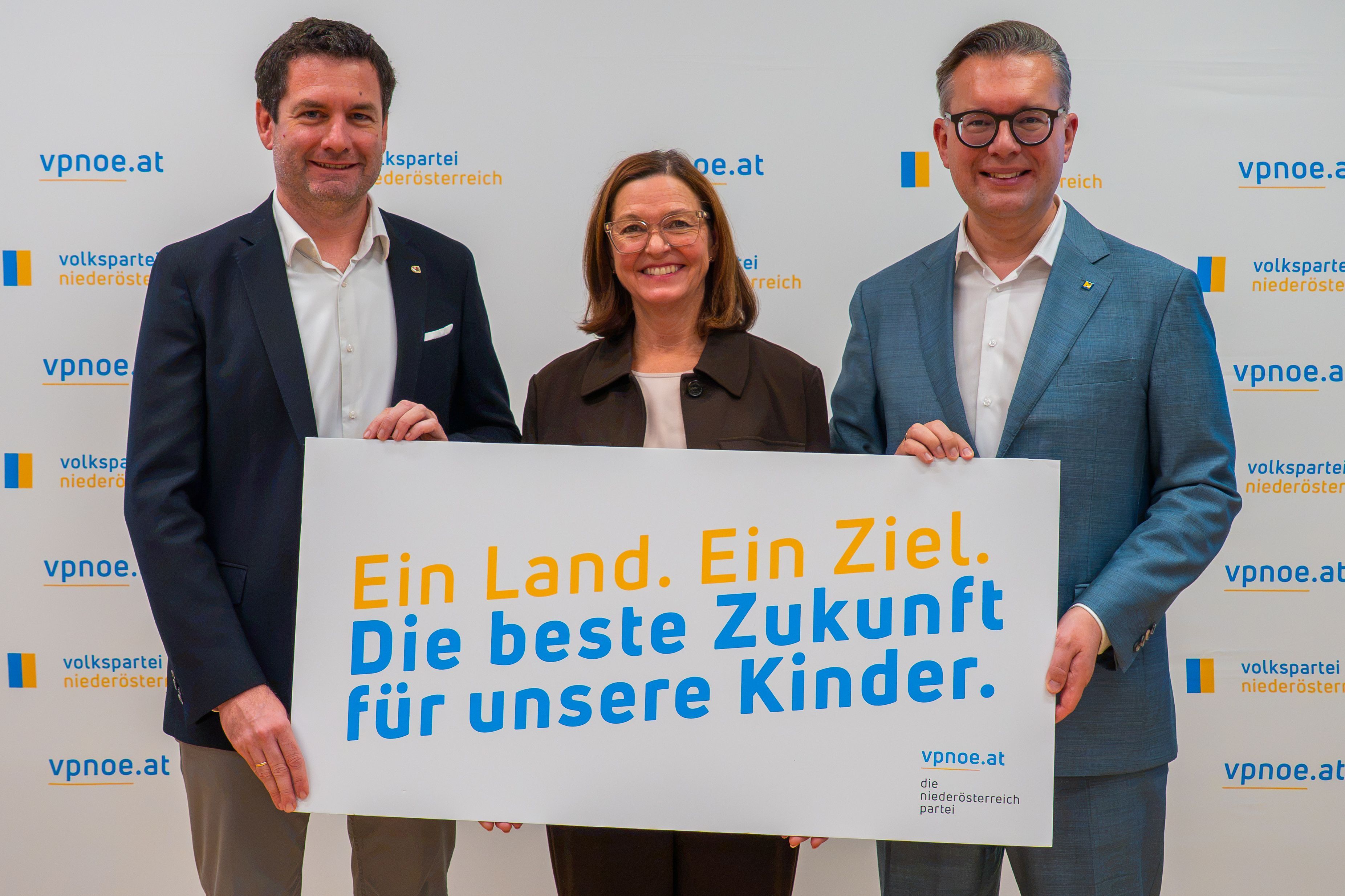 Bürgermeister David Berl, VPNÖ-Landesgeschäftsführer Matthias Zauner, VPNÖ-Familiensprecherin Doris Schmidl (alle ÖVP)