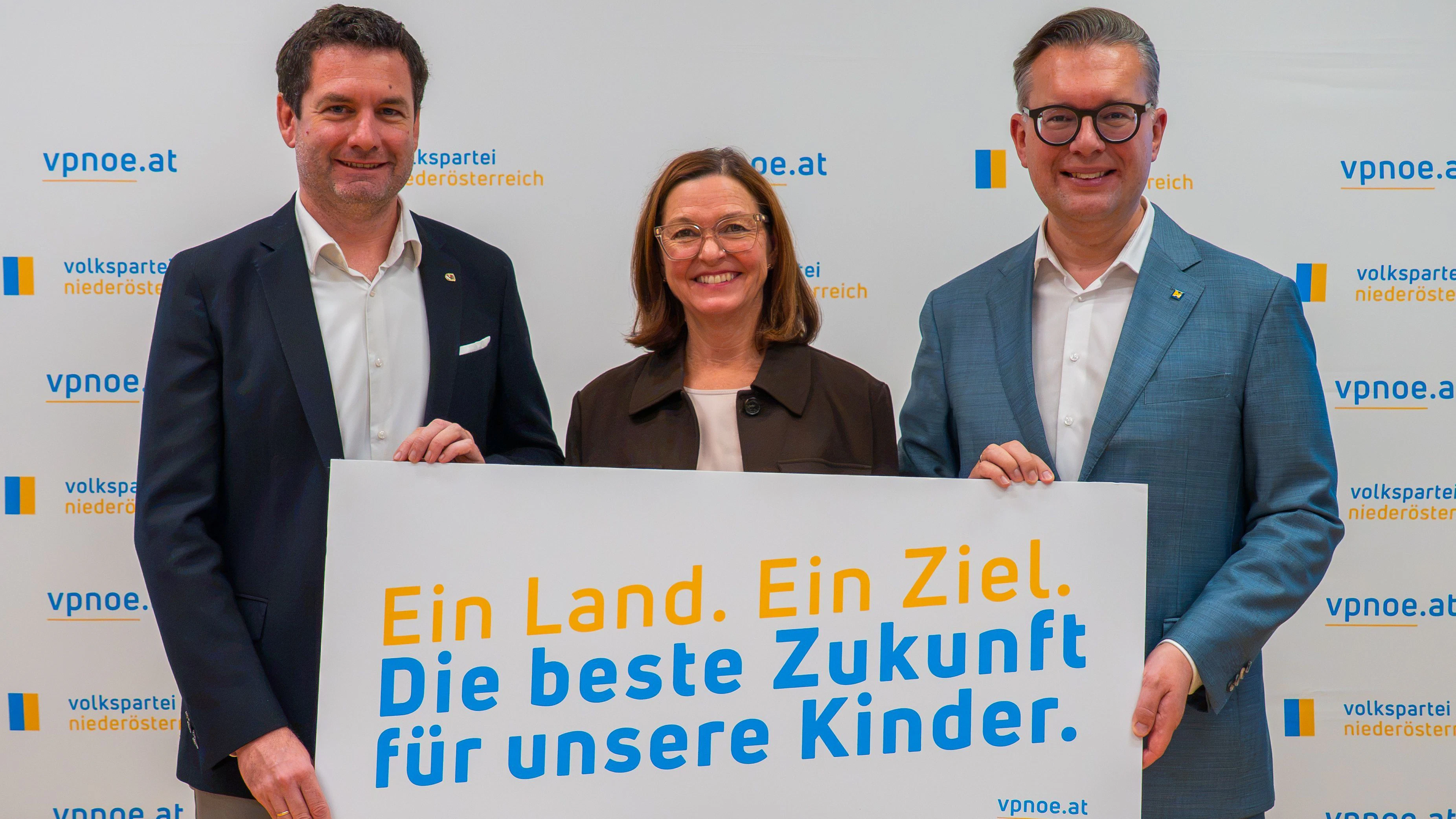 Bürgermeister David Berl, VPNÖ-Landesgeschäftsführer Matthias Zauner, VPNÖ-Familiensprecherin Doris Schmidl (alle ÖVP)