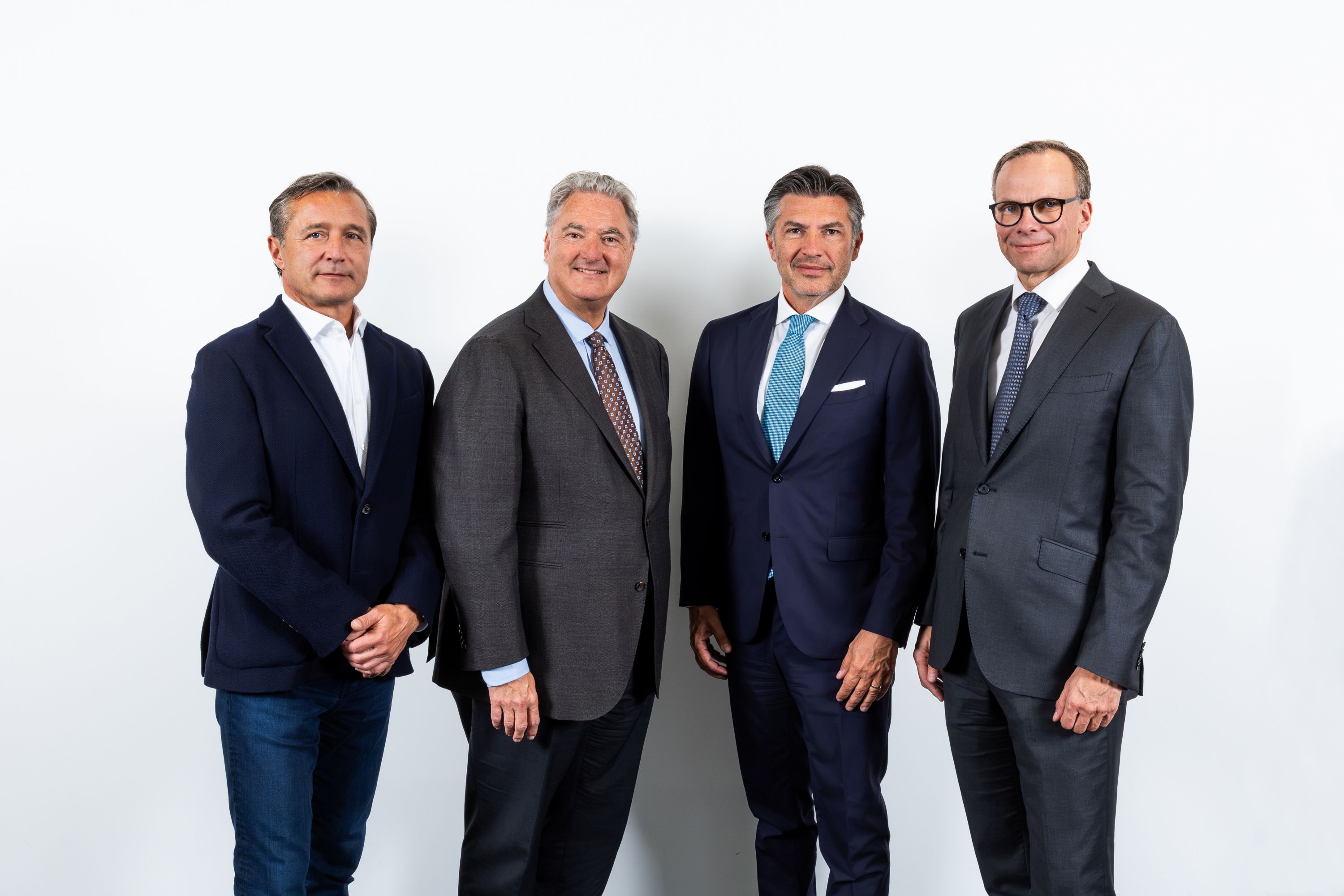 Gruppenfoto Vorstand und Aufsichtsratsvorsitzender Casinos Austria und Österreichische Lotterien. Martin Škopek, Vorstandsdirektor, Erwin van Lambaart, Generaldirektor, Robert Zadrazil, Aufsichtsratspräsident und Andreas Bierwirth, Vorstandsdirektor und designierter Generaldirektor,
