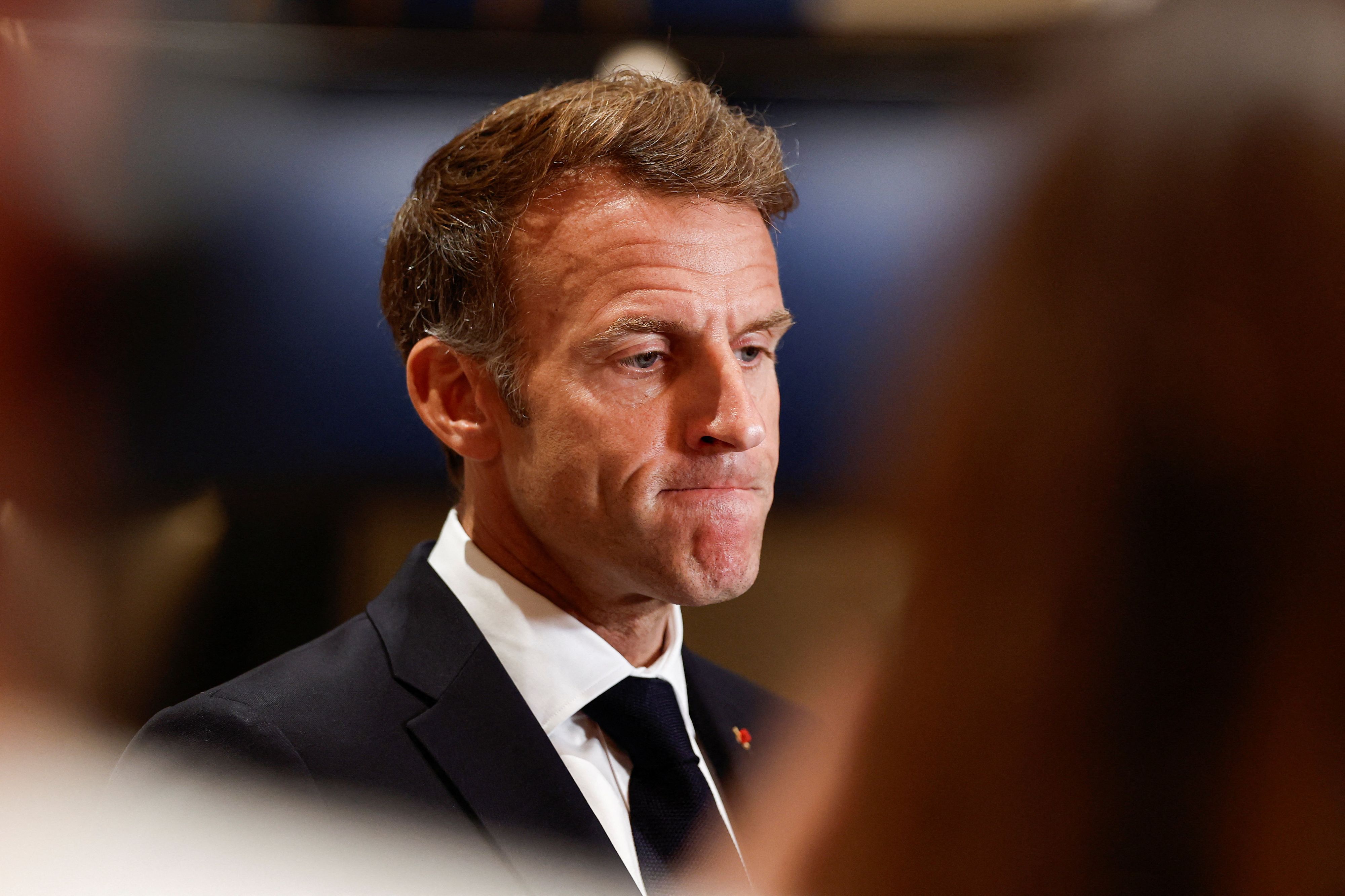Frankreichs Präsident Macron steht aufgrund der massiven Ausschreitungen und Plünderungen am vergangenen Wochenende in mehreren Städten unter schwerem innenpolitischen Druck.