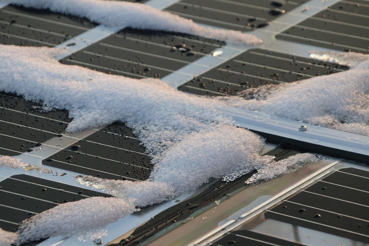 Schneebedeckte Solaranlage