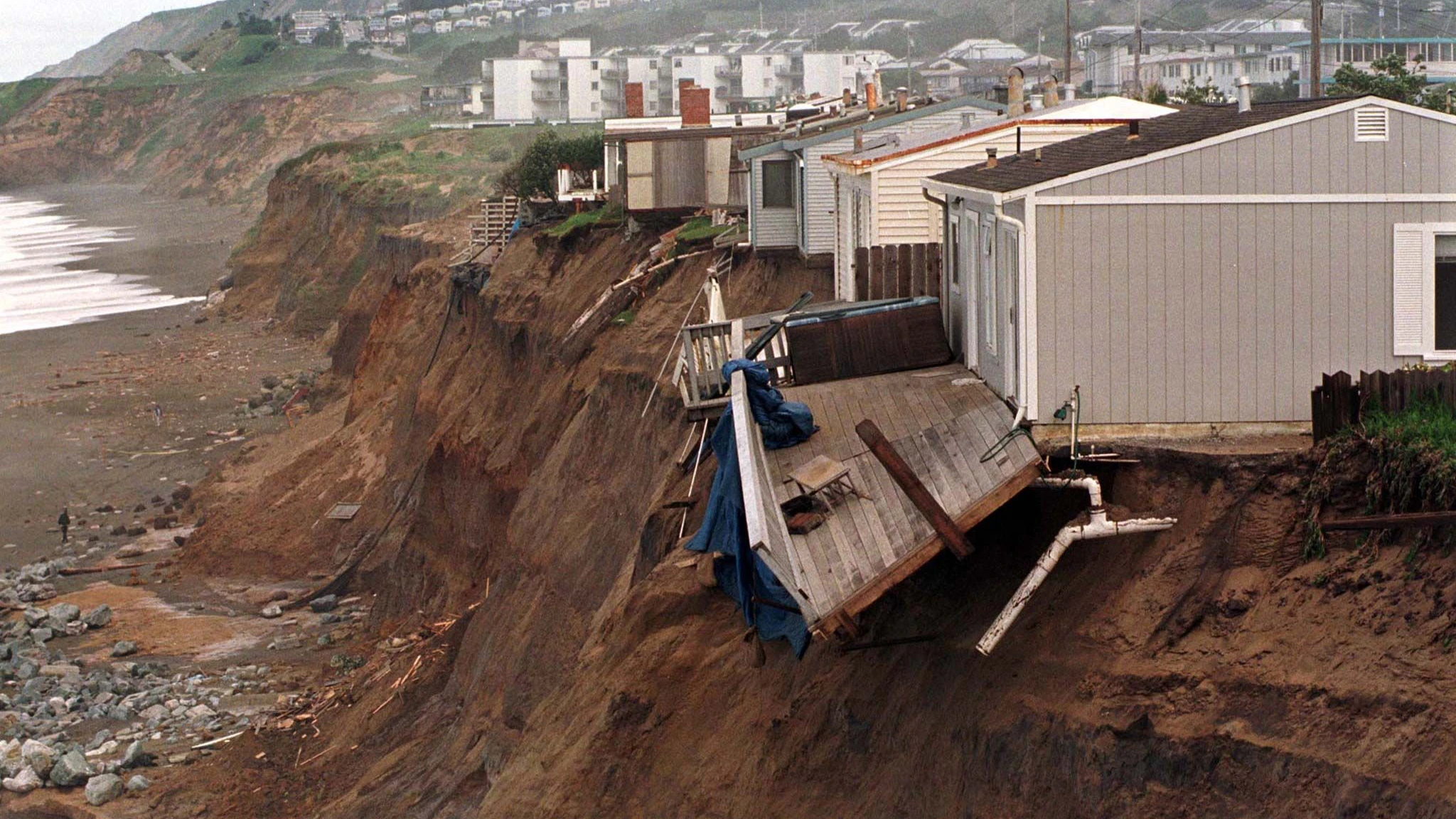 Ein Haus, das auf einer zerfallenden Klippe über dem Pazifischen Ozean thront, ragt am 2. März in die Luft hinaus. Insgesamt neun Häuser wurden als unbewohnbar eingestuft und evakuiert, während die Klippe in Kalifornien infolge schwerer El-Niño-Stürme weiter erodiert.