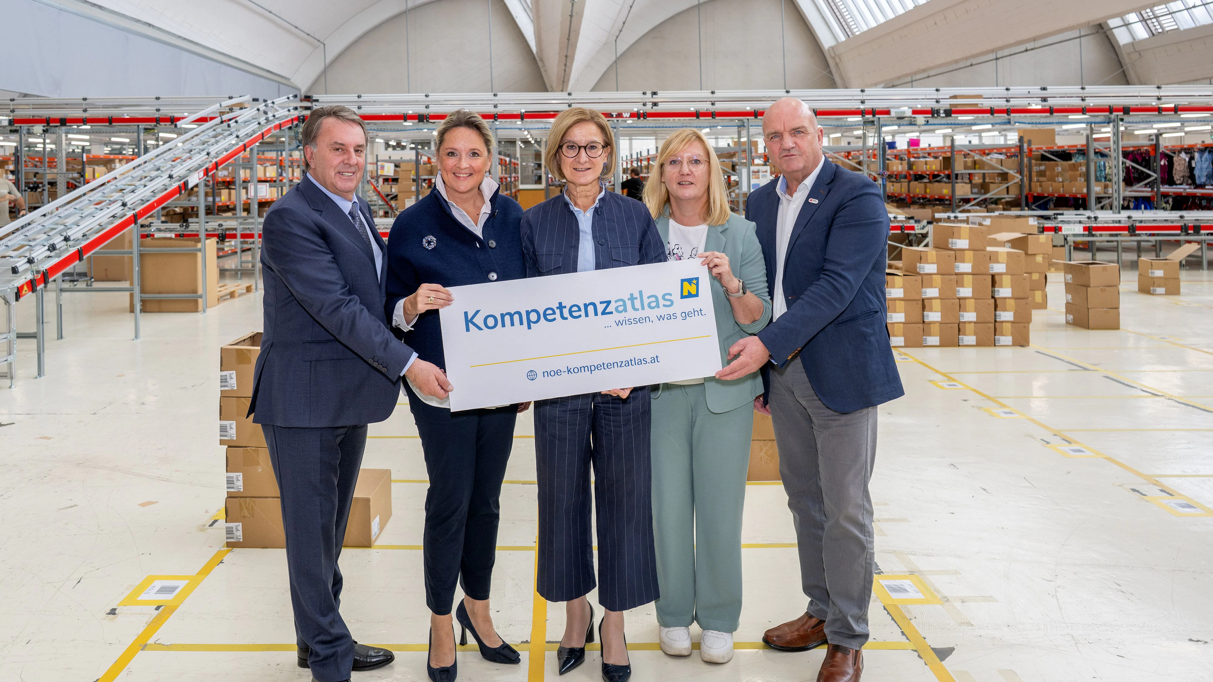 Der neu aufgestellte NÖ Kompetenzatlas wurde vorgestellt, im Bild von links nach rechts: WK-Präsident Wolfgang Ecker, LR Susanne Rosenkranz, LH Johanna Mikl-Leitner, AMS-Landesgeschäftsführerin Sandra Kern und AK-Präsident Markus Wieser.