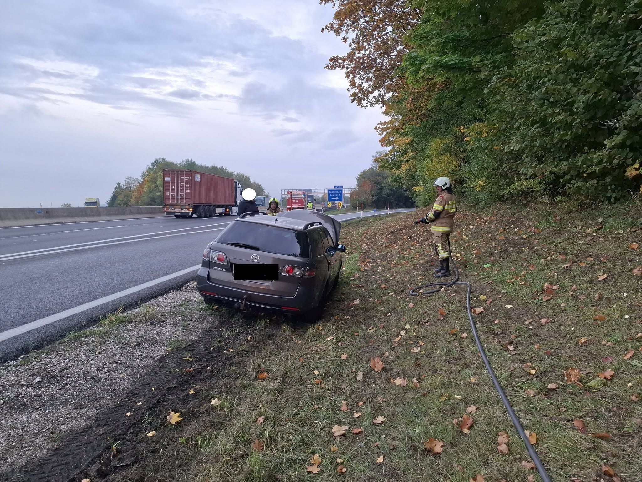 Rauchentwicklung auf der A1: Der Lenker stellte sein Auto bei der Abfahrt Wallersee ab.