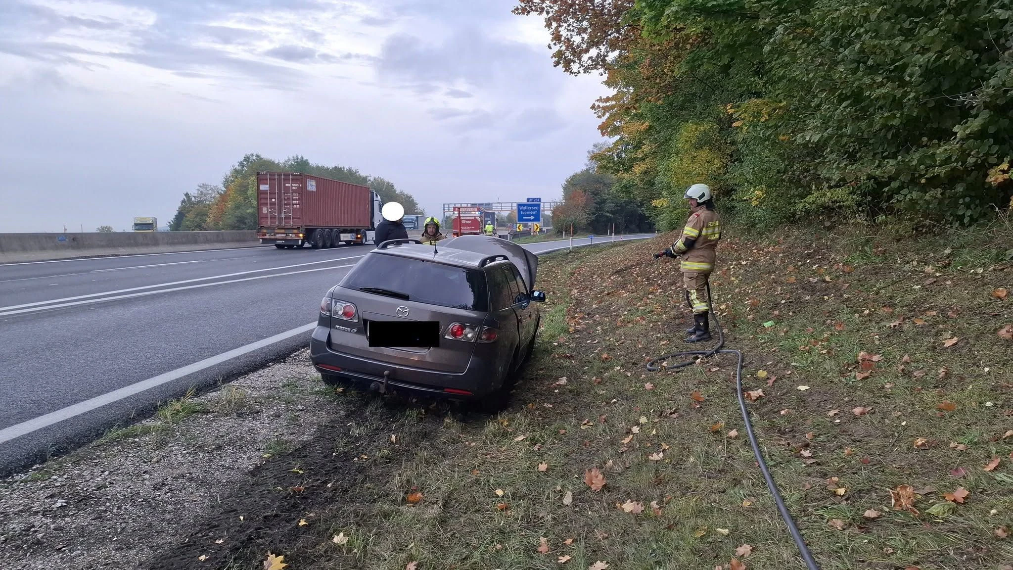 Rauchentwicklung auf der A1: Der Lenker stellte sein Auto bei der Abfahrt Wallersee ab.