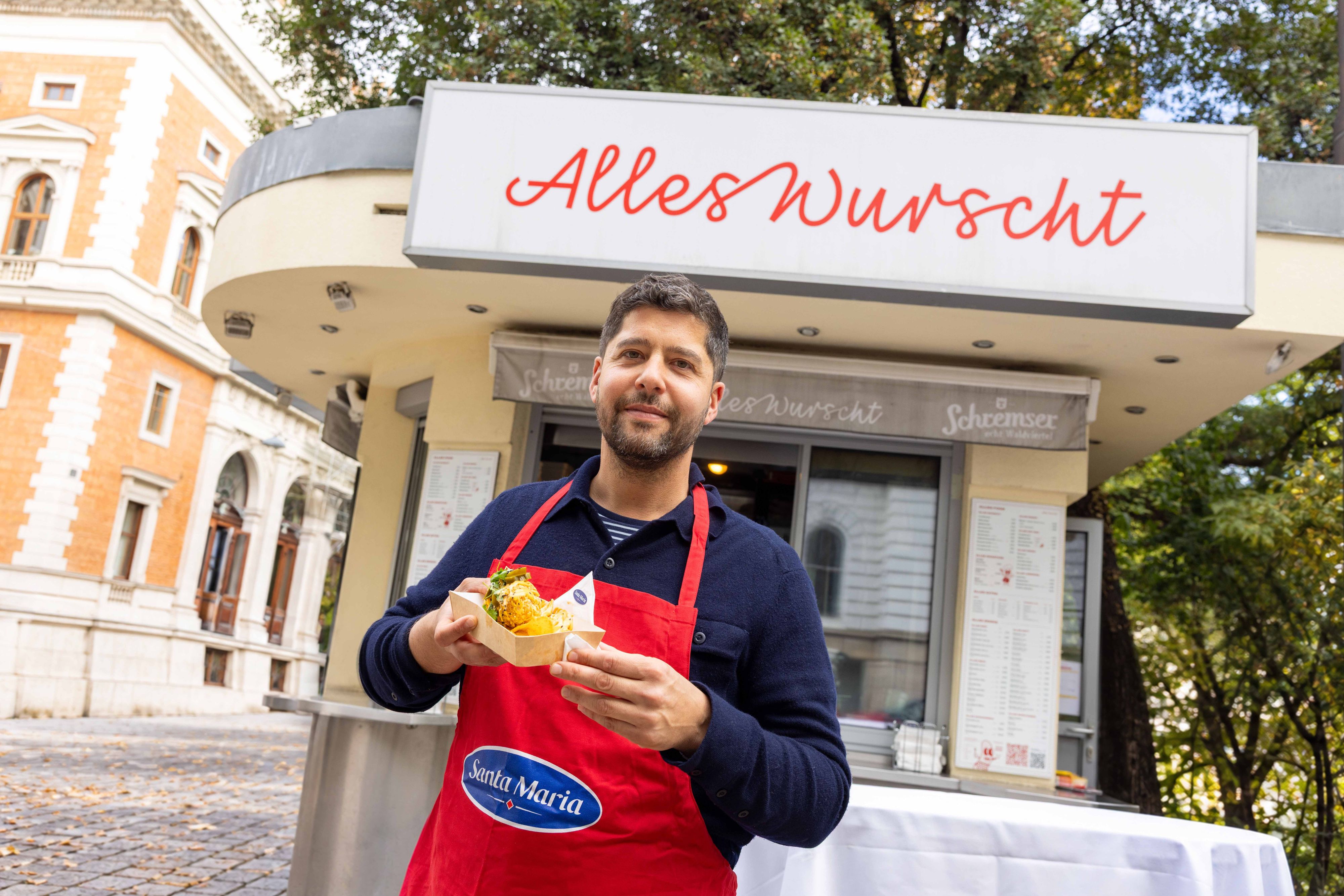 Sebastian Neuschler mit dem Nacho Dog am Börseplatz in der City. 