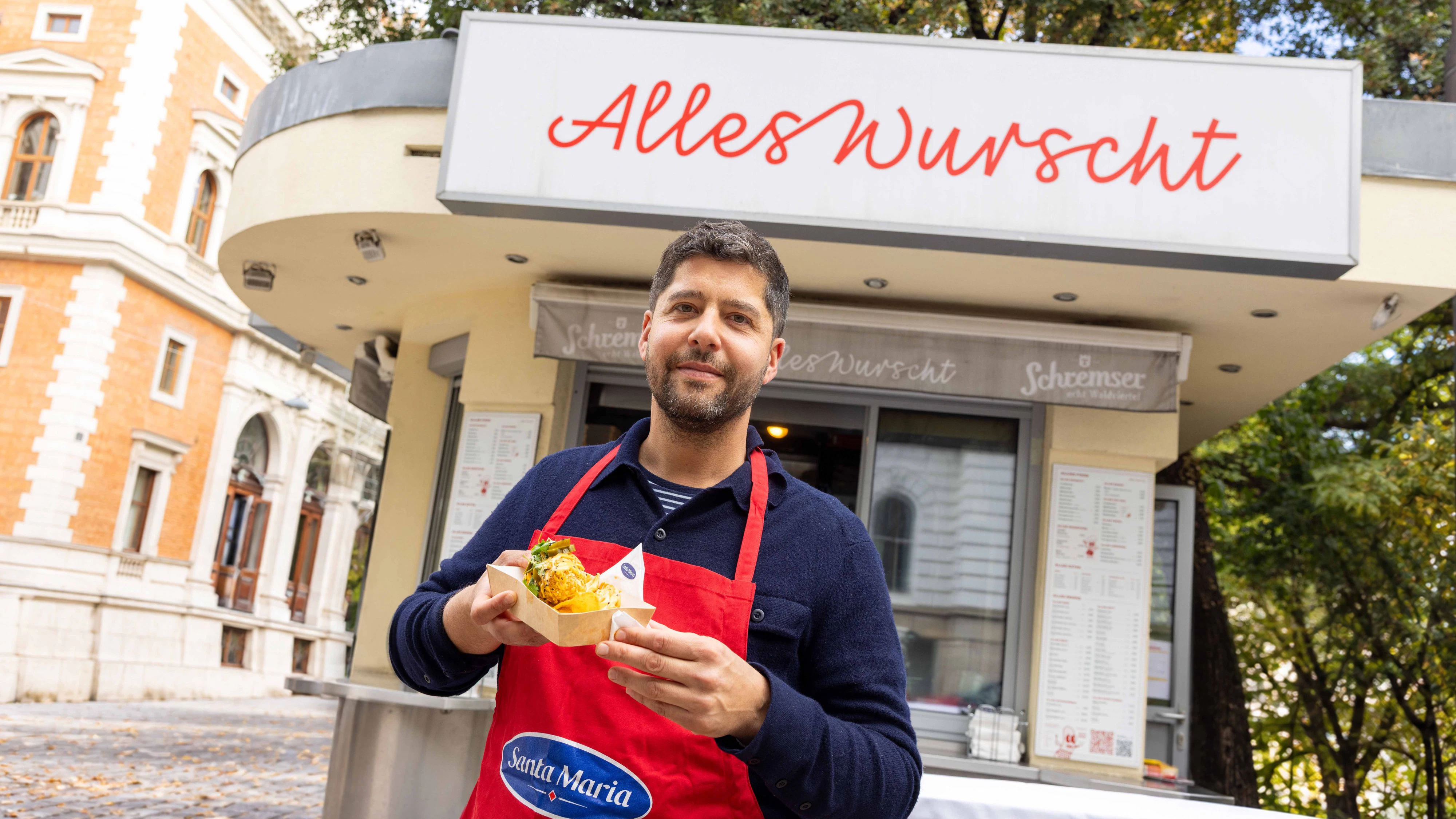 Sebastian Neuschler mit dem Nacho Dog am Börseplatz in der City. 