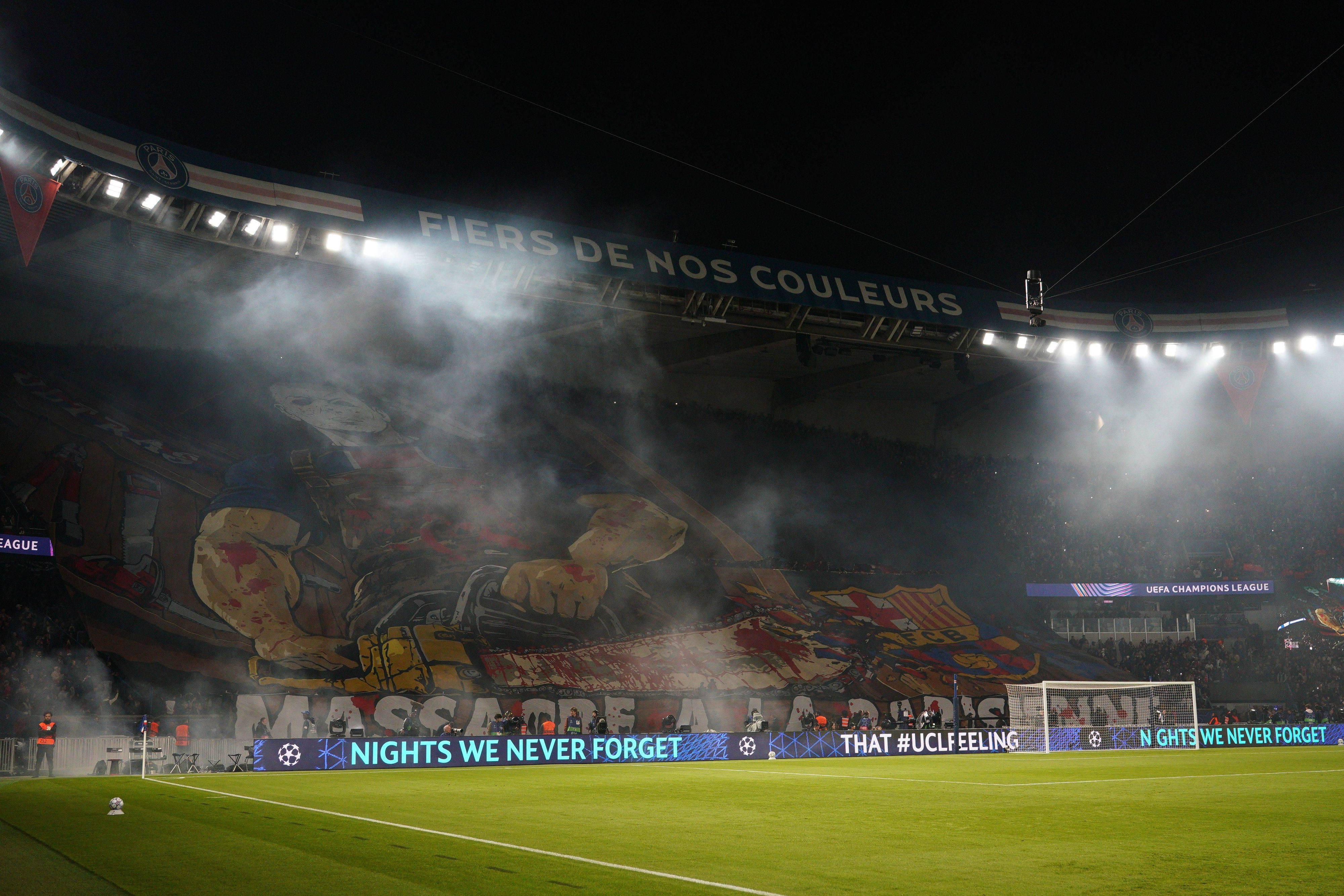 Die PSG-Hooligans mit ihrem Plakat.