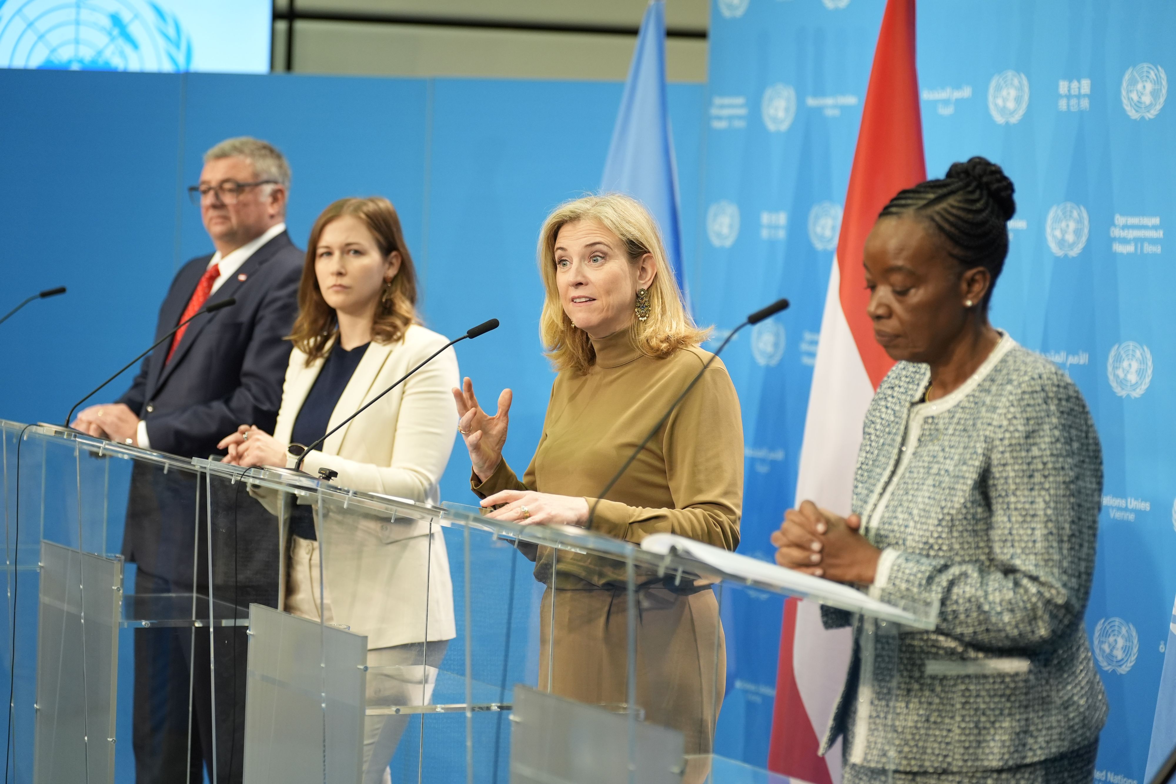 V.r.n.l: Generaldirektorin des Wiener UN-Büros Dr. Monica Juma, Außenministerin Beate Meinl-Reisinger (Neos), Europaministerin Claudia Bauer (ÖVP) und Staatssrekretär Jörg Leichtfried (SPÖ).