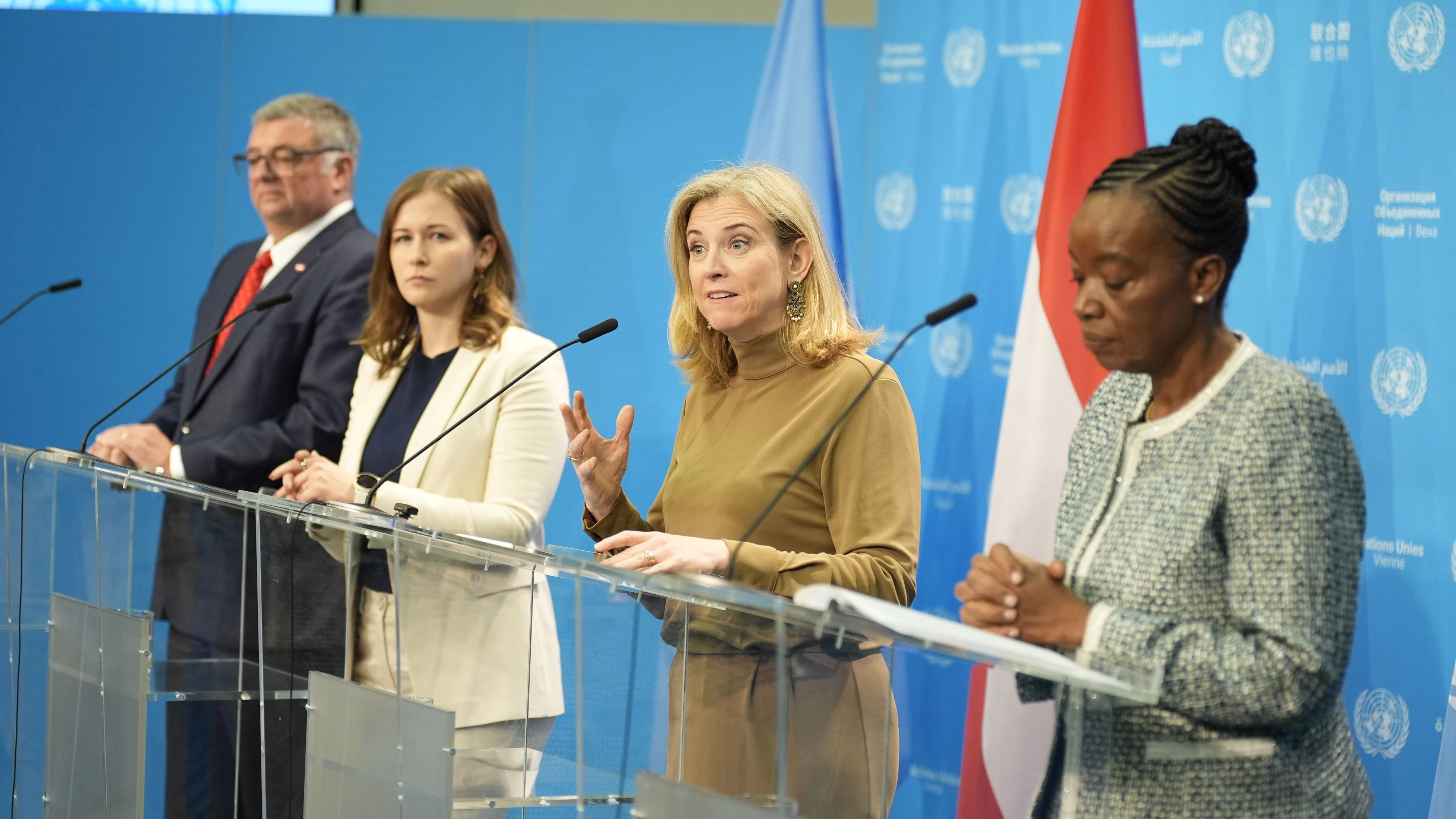 V.r.n.l: Generaldirektorin des Wiener UN-Büros Dr. Monica Juma, Außenministerin Beate Meinl-Reisinger (Neos), Europaministerin Claudia Bauer (ÖVP) und Staatssrekretär Jörg Leichtfried (SPÖ).
