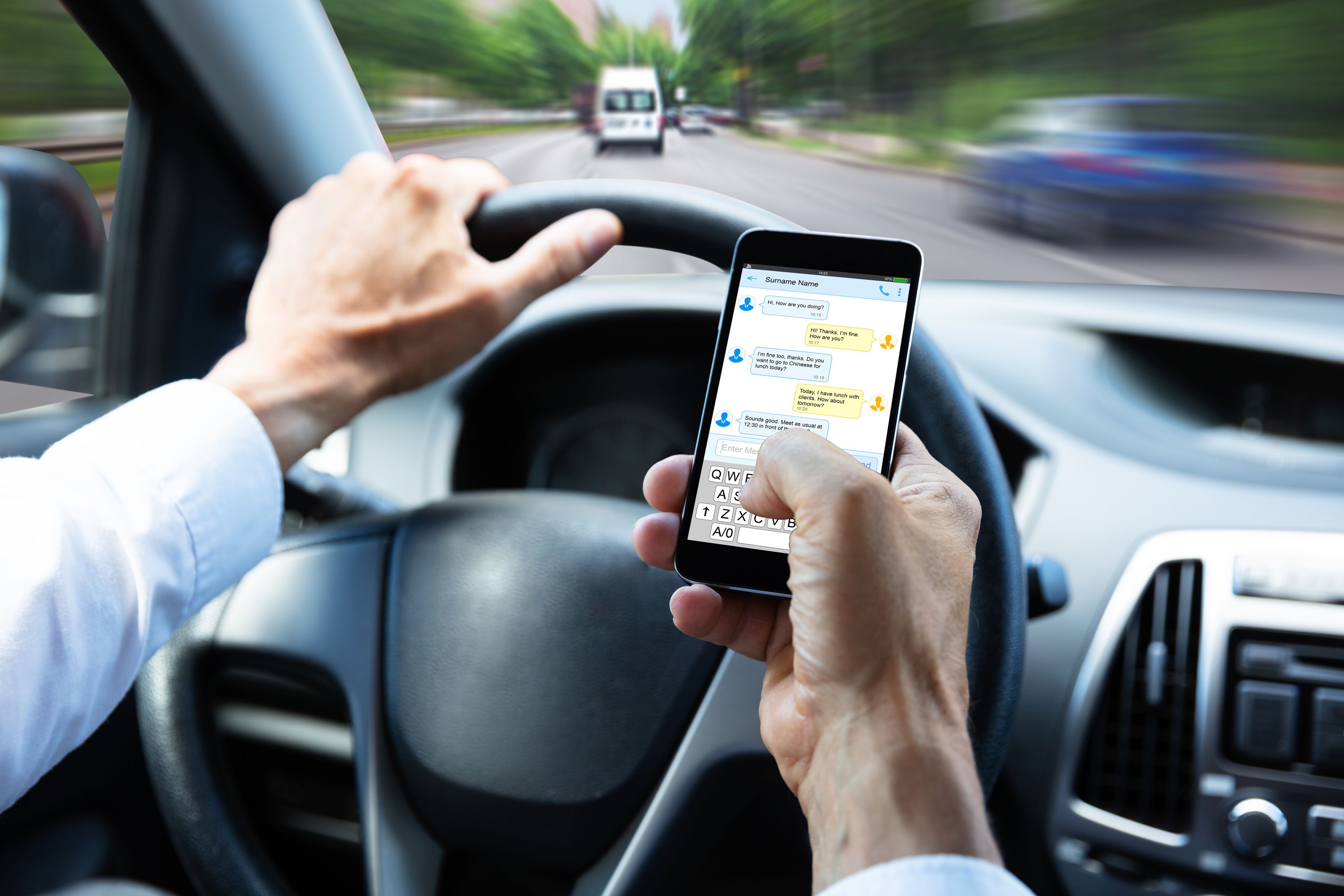 Displays in modernen Autos, Smartphones: Ablenkung ist wohl Ursache für über ein Drittel der Unfälle.