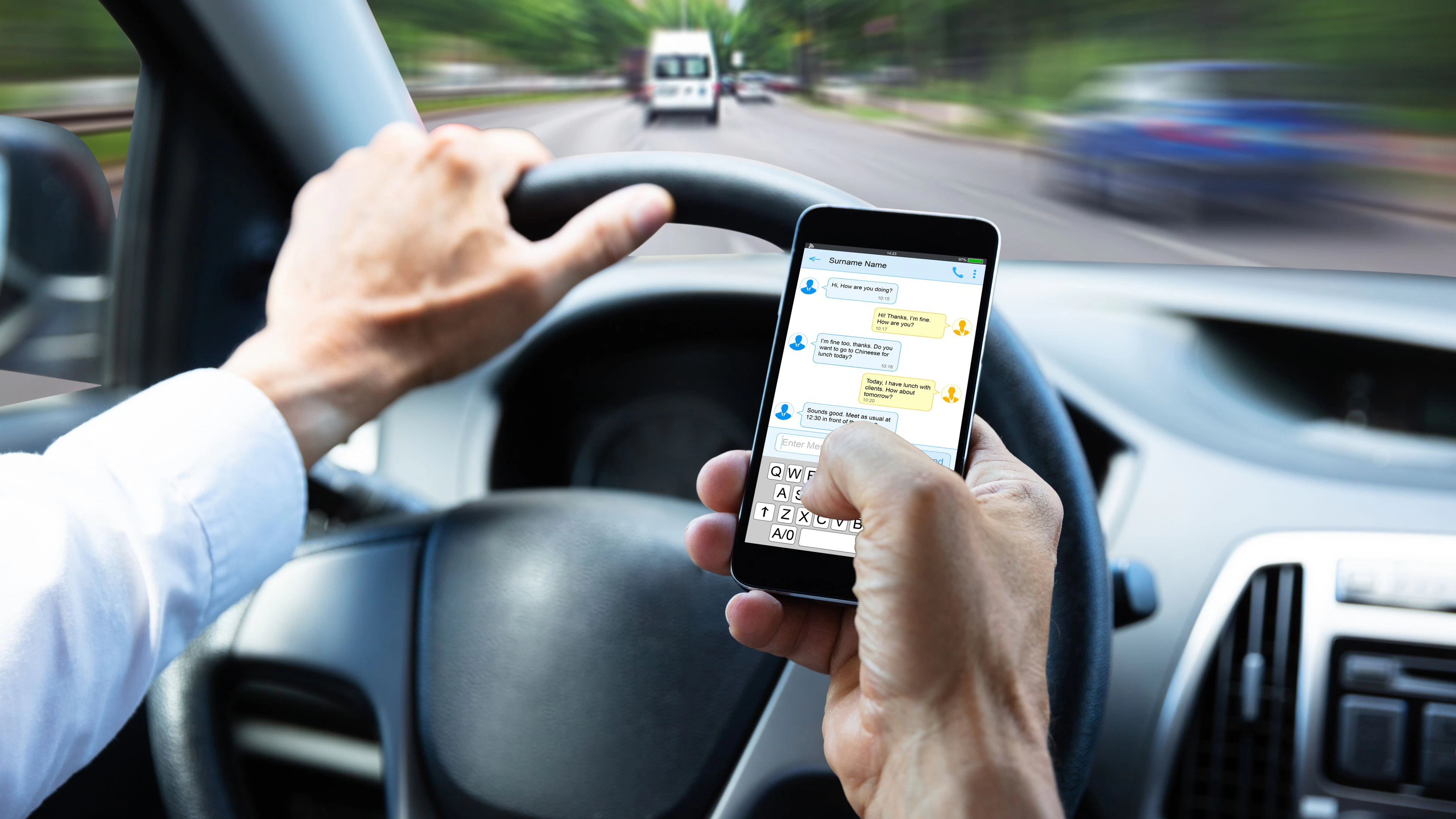 Displays in modernen Autos, Smartphones: Ablenkung ist wohl Ursache für über ein Drittel der Unfälle.