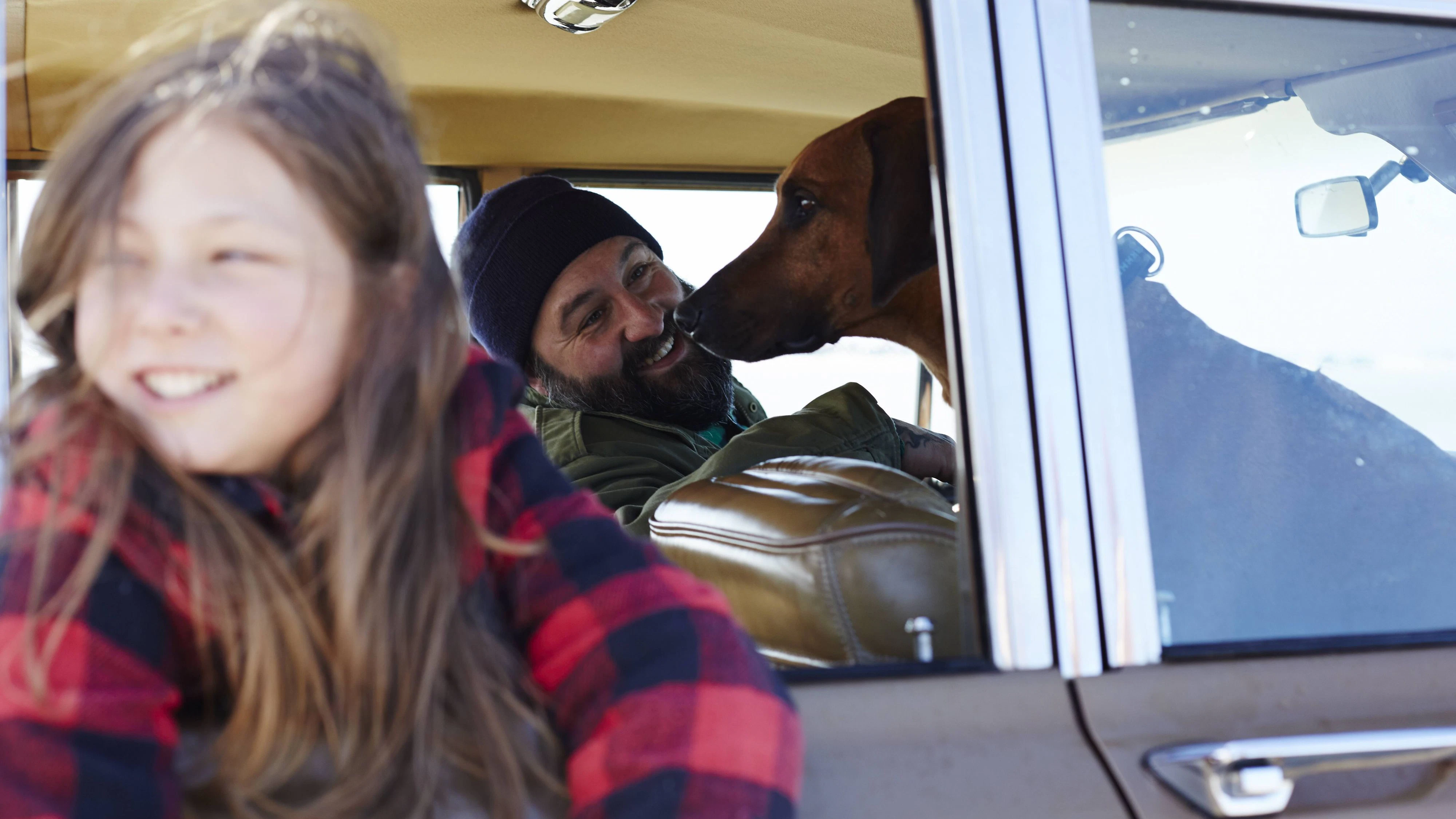 Happy daughter with father and dog in car model released Symbolfoto PUBLICATIONxINxGERxSUIxAUTxHUNxONLY AMEF00027  