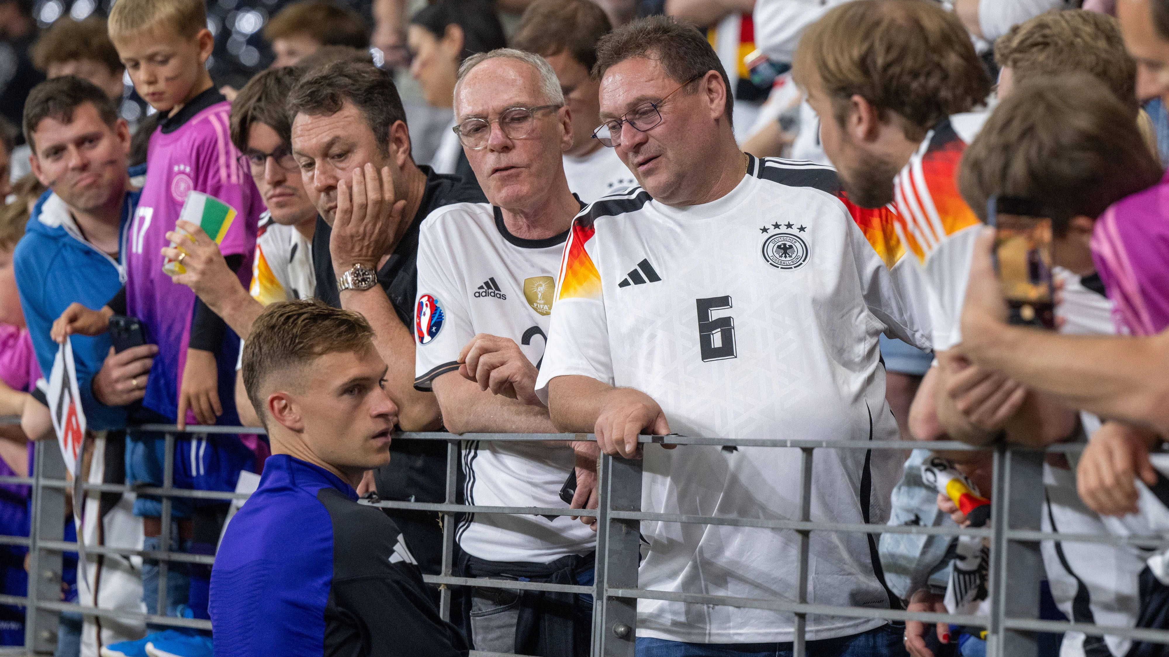 Fußball, Herren, Saison 2023/24, Euro EM 2024, Gruppe A 3. Spieltag in Frankfurt, Schweiz - Deutschland, Joshua Kimmich Deutschland mit Vater Berthold, 23.06. 2024, *** Soccer, Men, Season 2023 24, Euro EM 2024, Group A 3 Matchday in Frankfurt, Switzerland Germany, Joshua Kimmich Germany with father Berthold, 23 06 2024, Copyright: xMatthiasxKochx