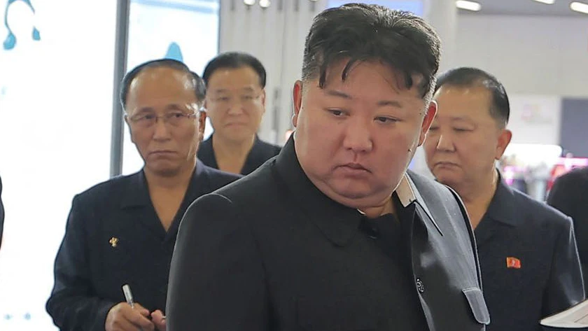 Dieses Foto, das am 20. Oktober 2026 von der offiziellen nordkoreanischen Nachrichtenagentur Korean Central News Agency (KCNA) veröffentlicht wurde, zeigt den nordkoreanischen Staatschef Kim Jong-un und seine Tochter Kim Ju-ae (zweite von links) bei der Besichtigung einer Ausstellungshalle für Bekleidung und Schuhe in Pjöngjang.
