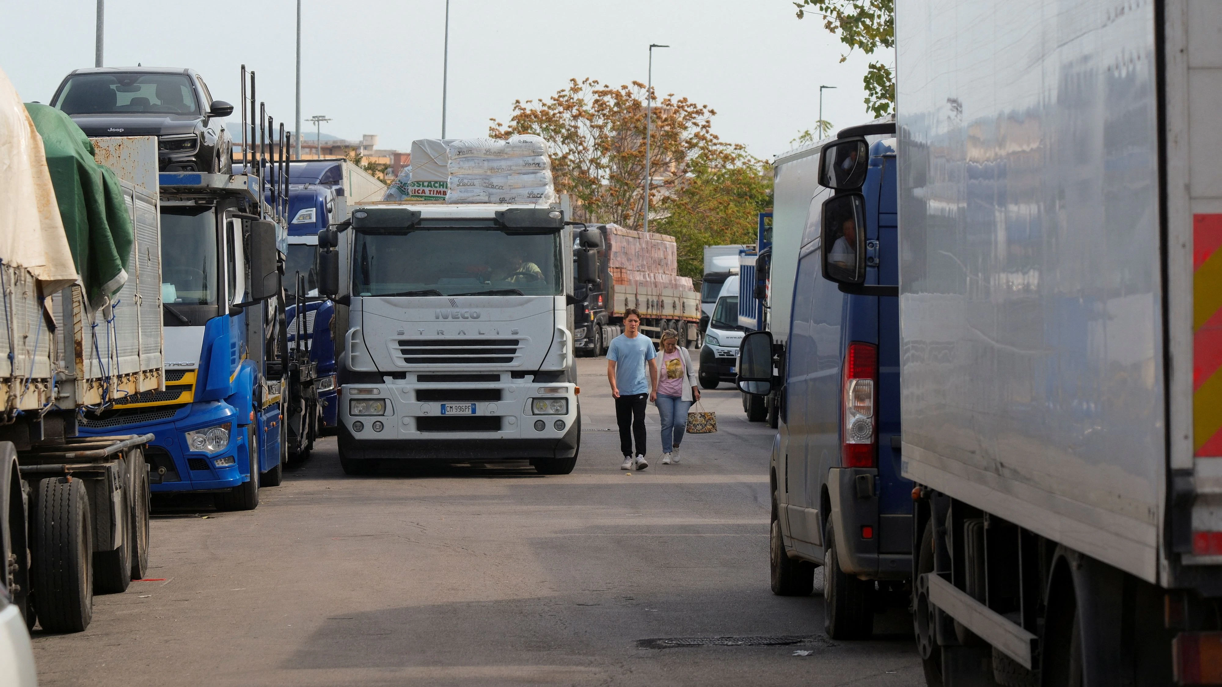 Frächter blockieren eine Straße in Palermo auf Sizilien am Dienstag, den 20. Oktober 2026