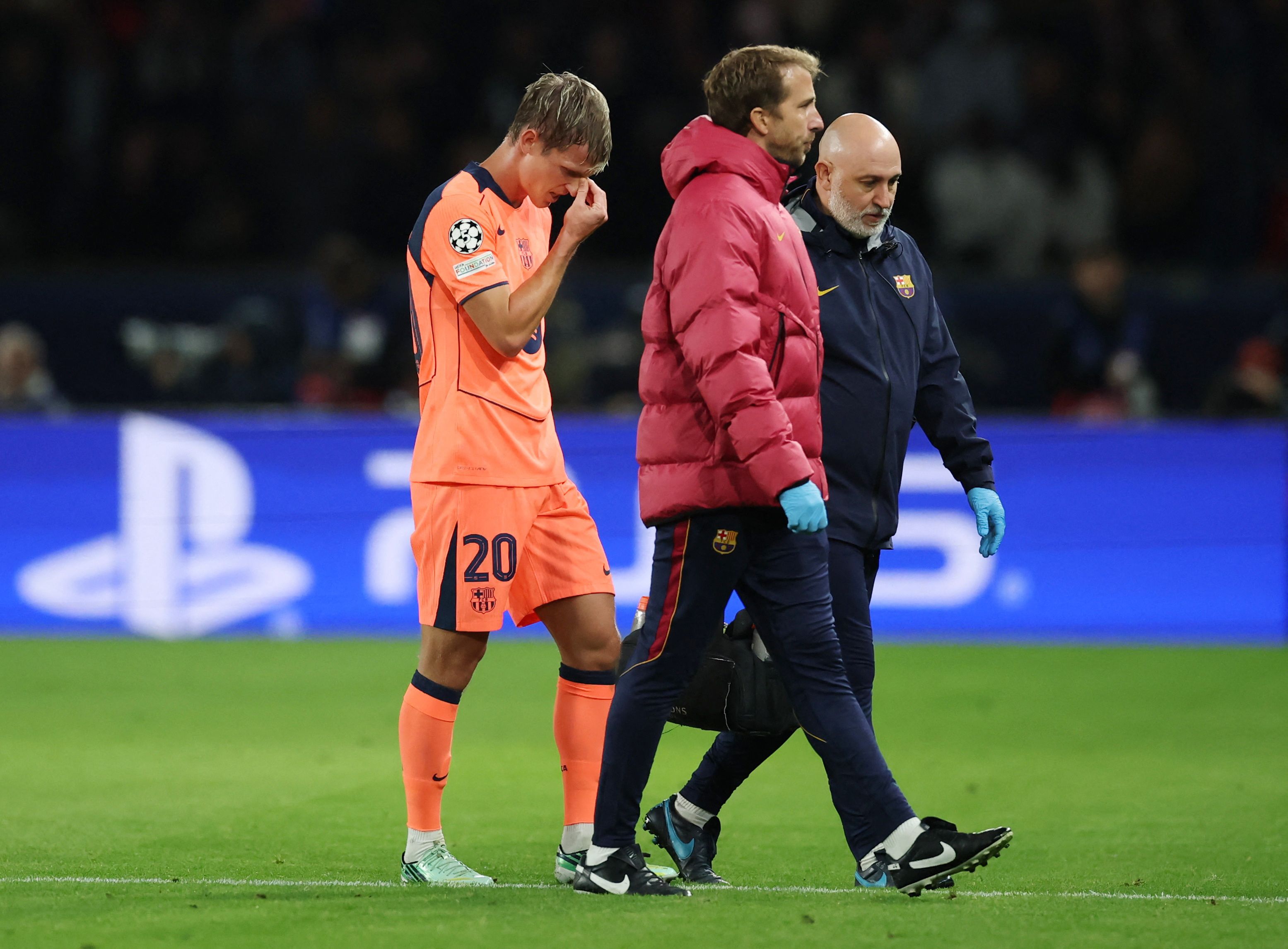 Auch Star Dani Olmo verletzte sich im Champions-League-Duell zwischen Paris St.-Germain und Barcelona. 