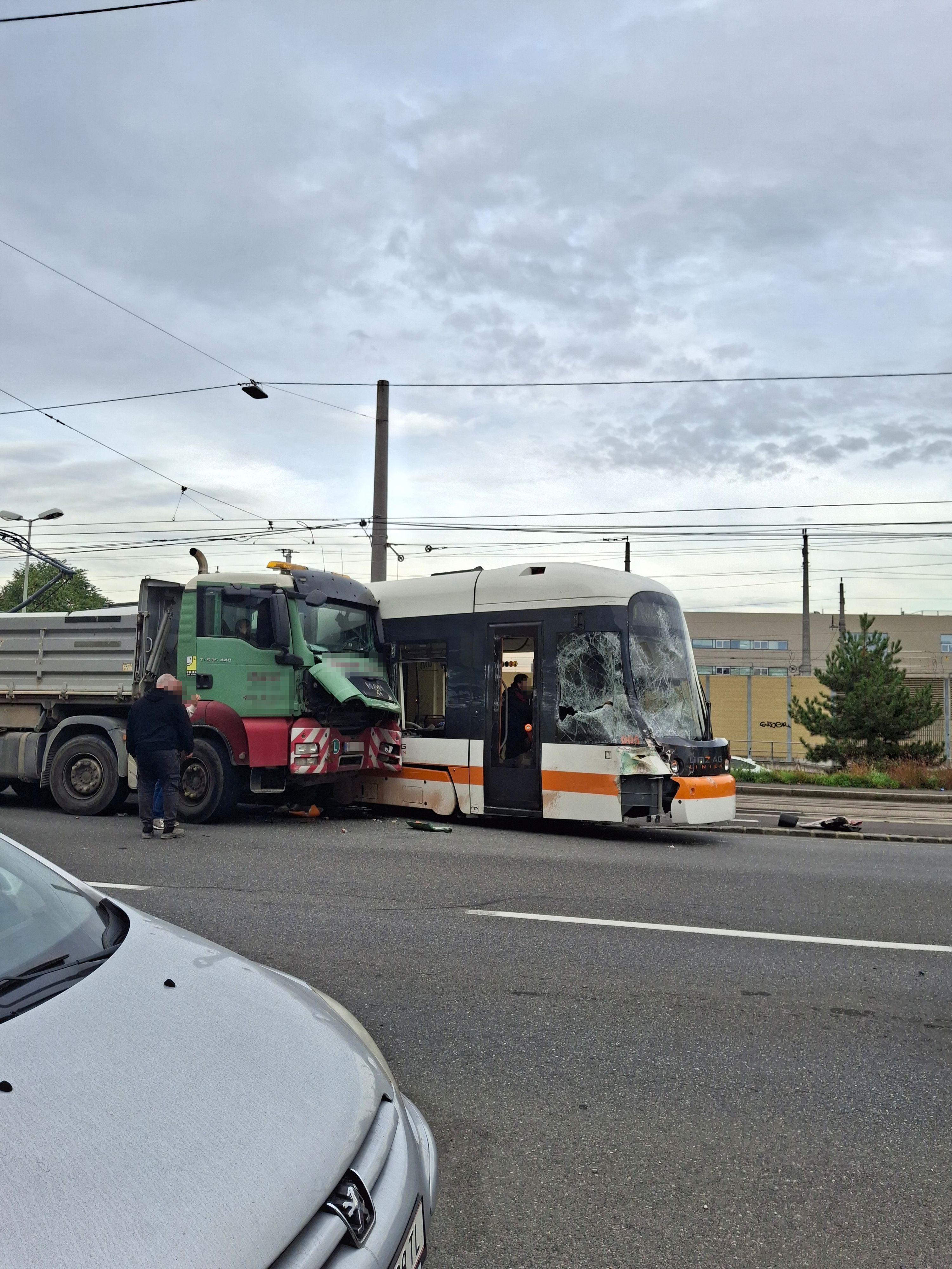 Fünf Menschen sollen bei dem Crash verletzt worden sein.