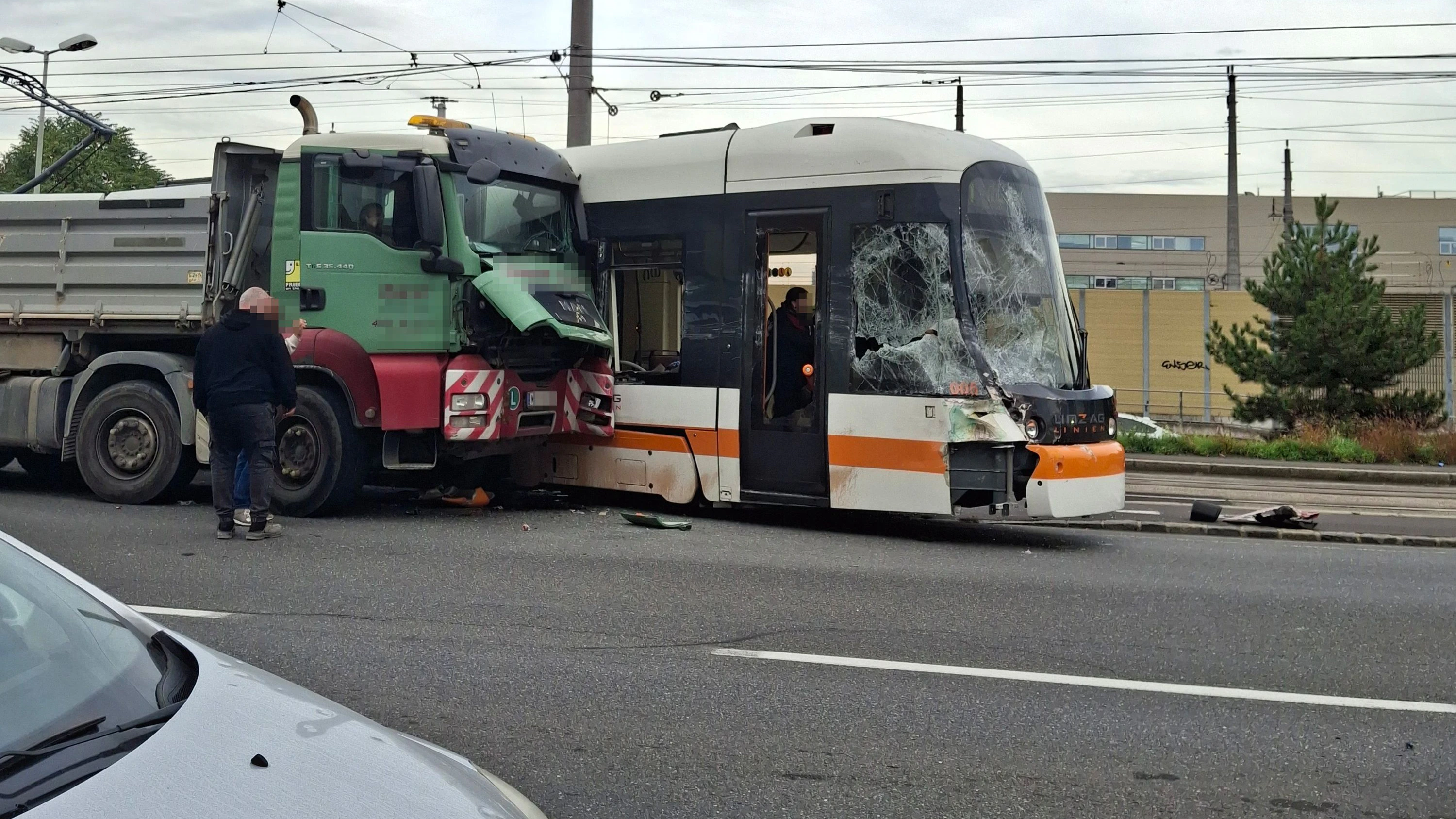 Fünf Menschen sollen bei dem Crash verletzt worden sein.