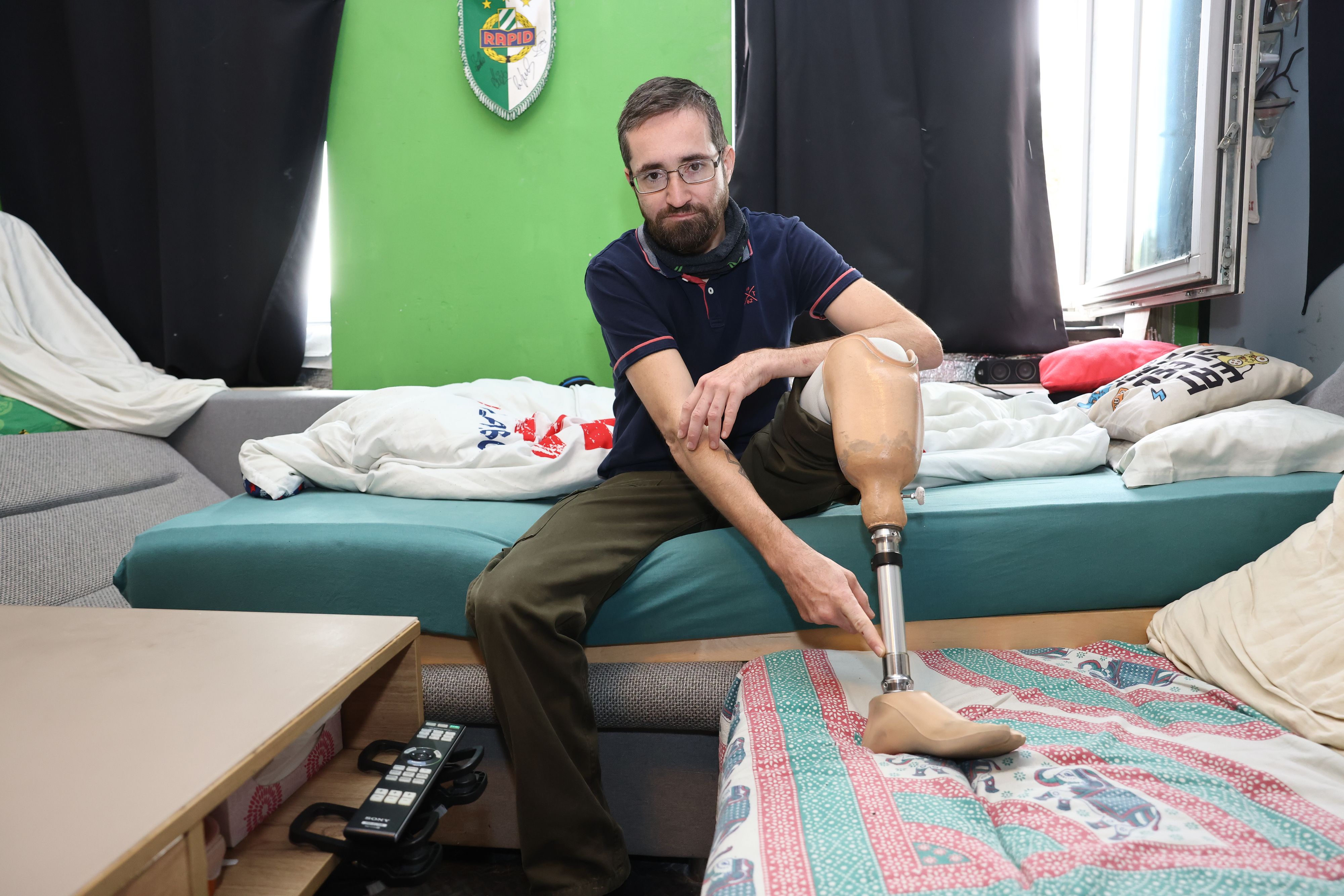 Daniel W. mit seiner Prothese – eine Unterstützung, die im Alltag dennoch viele Barrieren offenlässt.