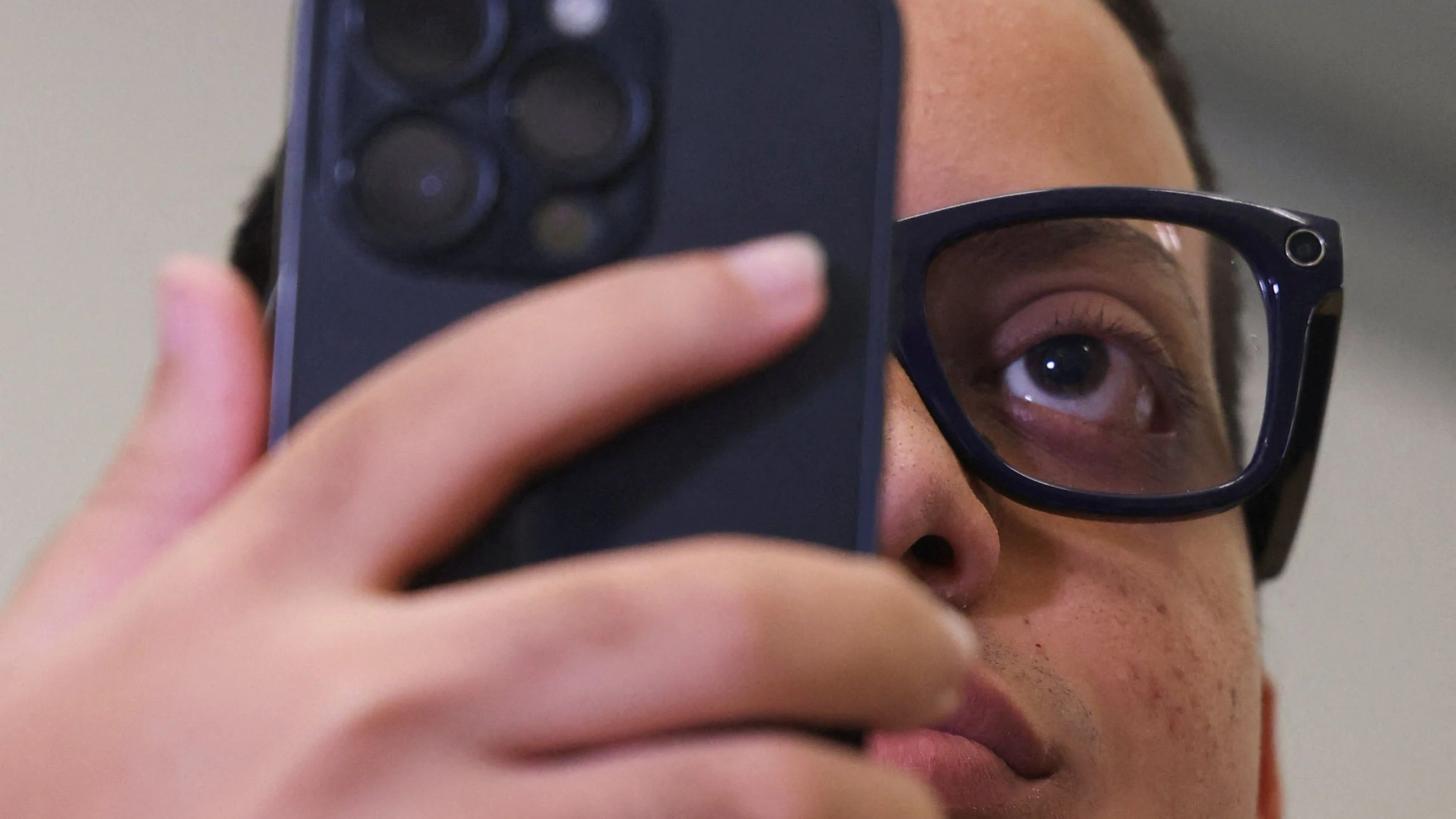 Student mit Meta Smartbrille: Diese könnten in Wien verboten werden. 