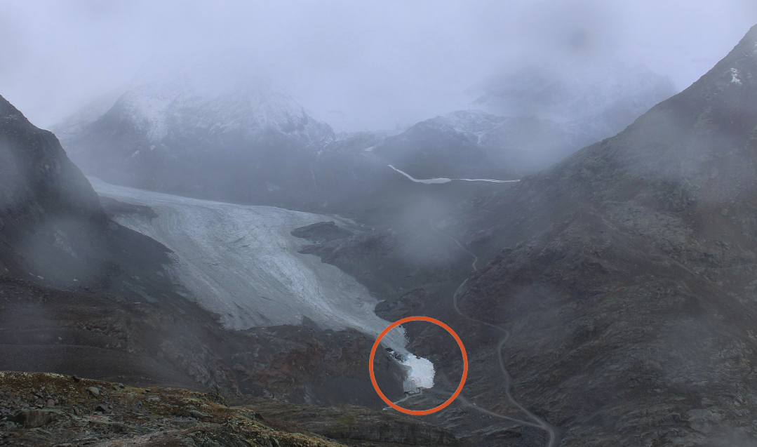 Der Bagger ist auf einer Webcam gut zu sehen.