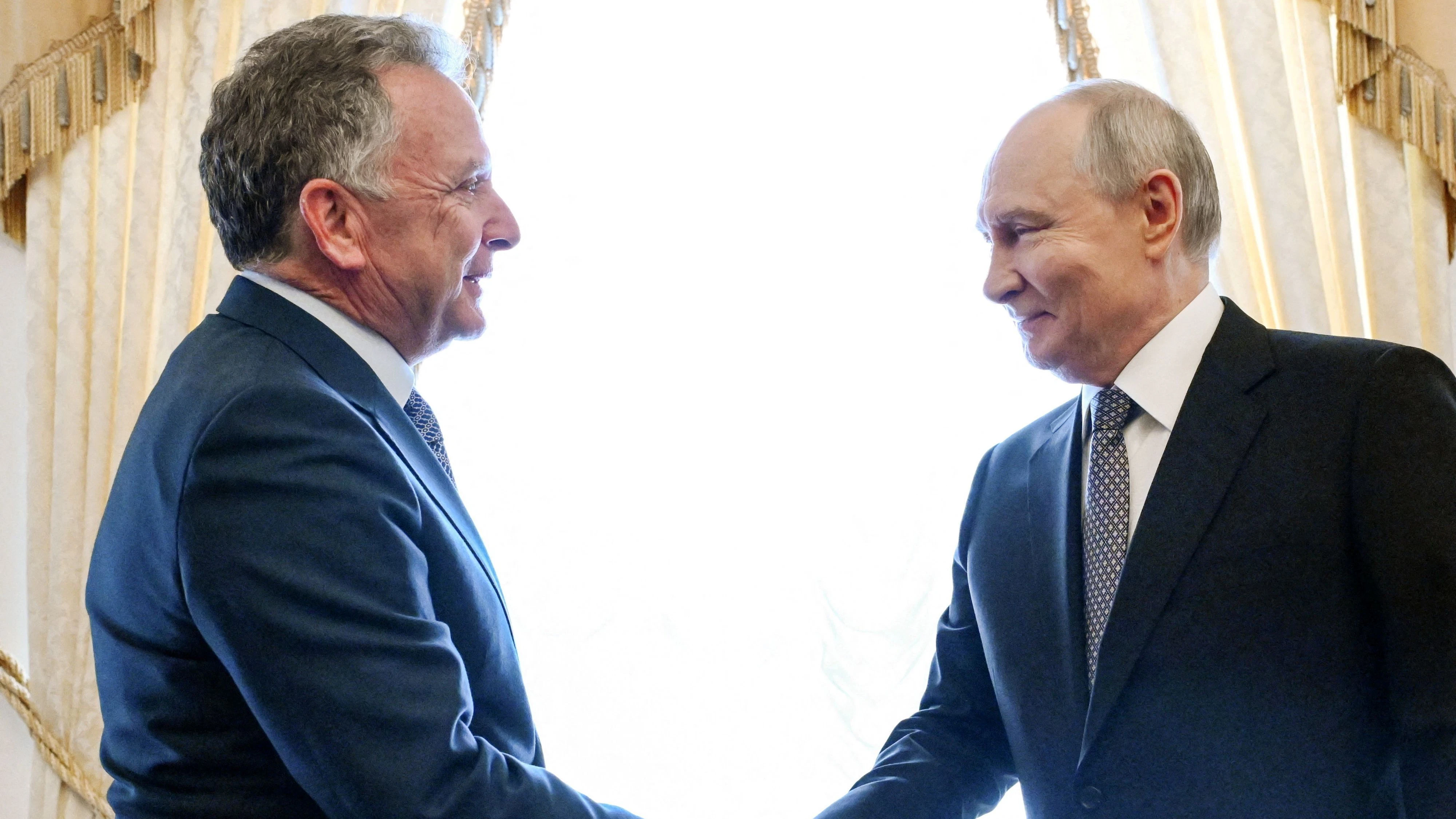 Russian President Vladimir Putin shakes hands with US special envoy Steve Witkoff during a meeting at the Constantine Palace in Saint Petersburg, Russia, October 21, 2026. Sputnik/Kristina Solovyova/Pool via REUTERS ATTENTION EDITORS - THIS IMAGE WAS PROVIDED BY A THIRD PARTY.     TPX IMAGES OF THE DAY     