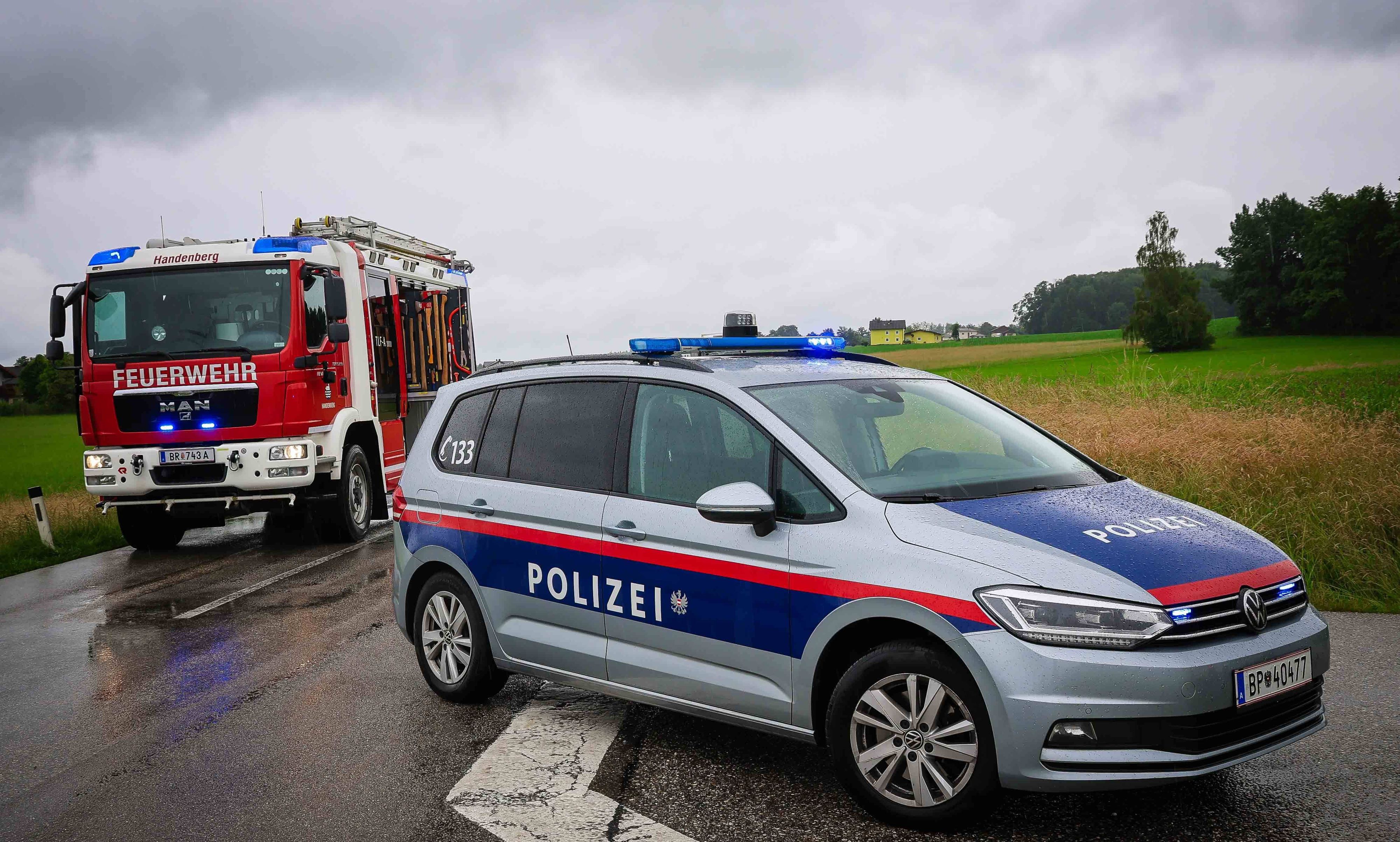 Ein 83-Jähriger krachte mit seinem Auto frontal gegen einen Sattelzug. Für ihn kam jede Hilfe zu spät. (Symbolbild)