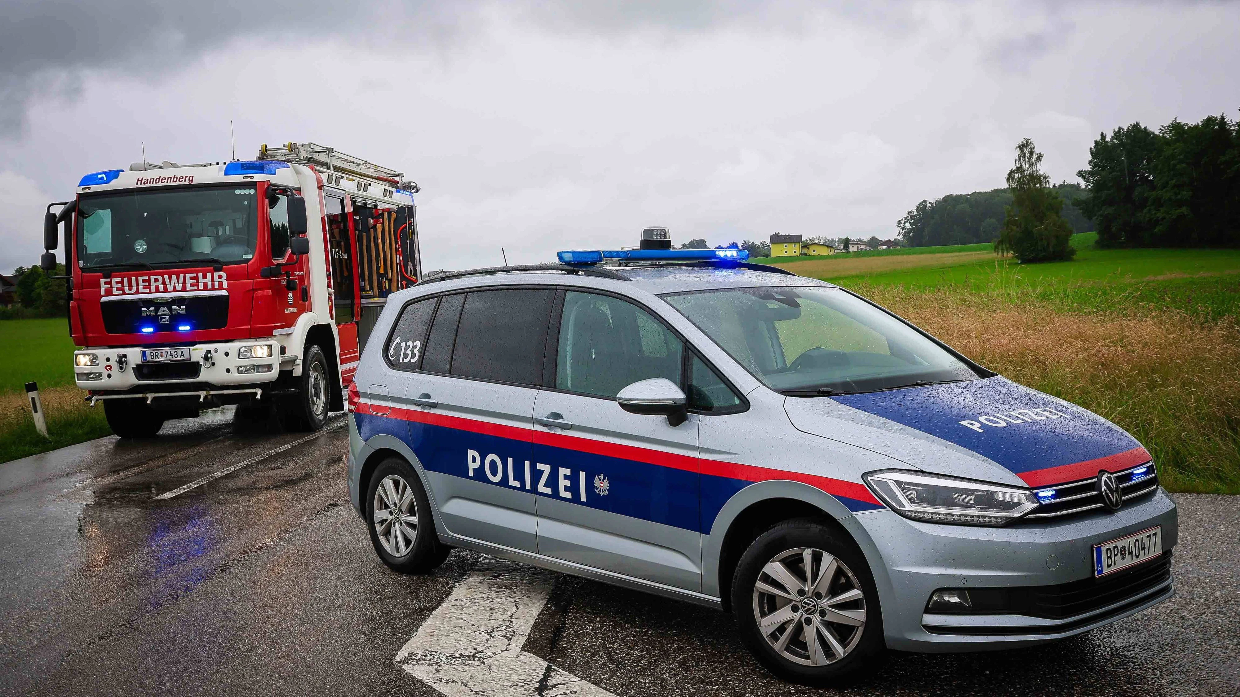 Ein 83-Jähriger krachte mit seinem Auto frontal gegen einen Sattelzug. Für ihn kam jede Hilfe zu spät. (Symbolbild)