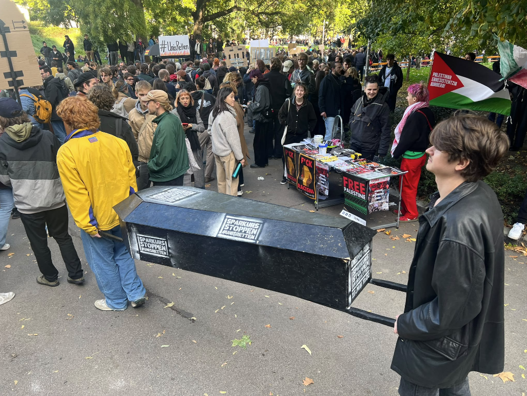 Am Donnerstag versammelten sich zahlreiche Studierende in Wien und protestierten gegen die Budgetkürzungen.