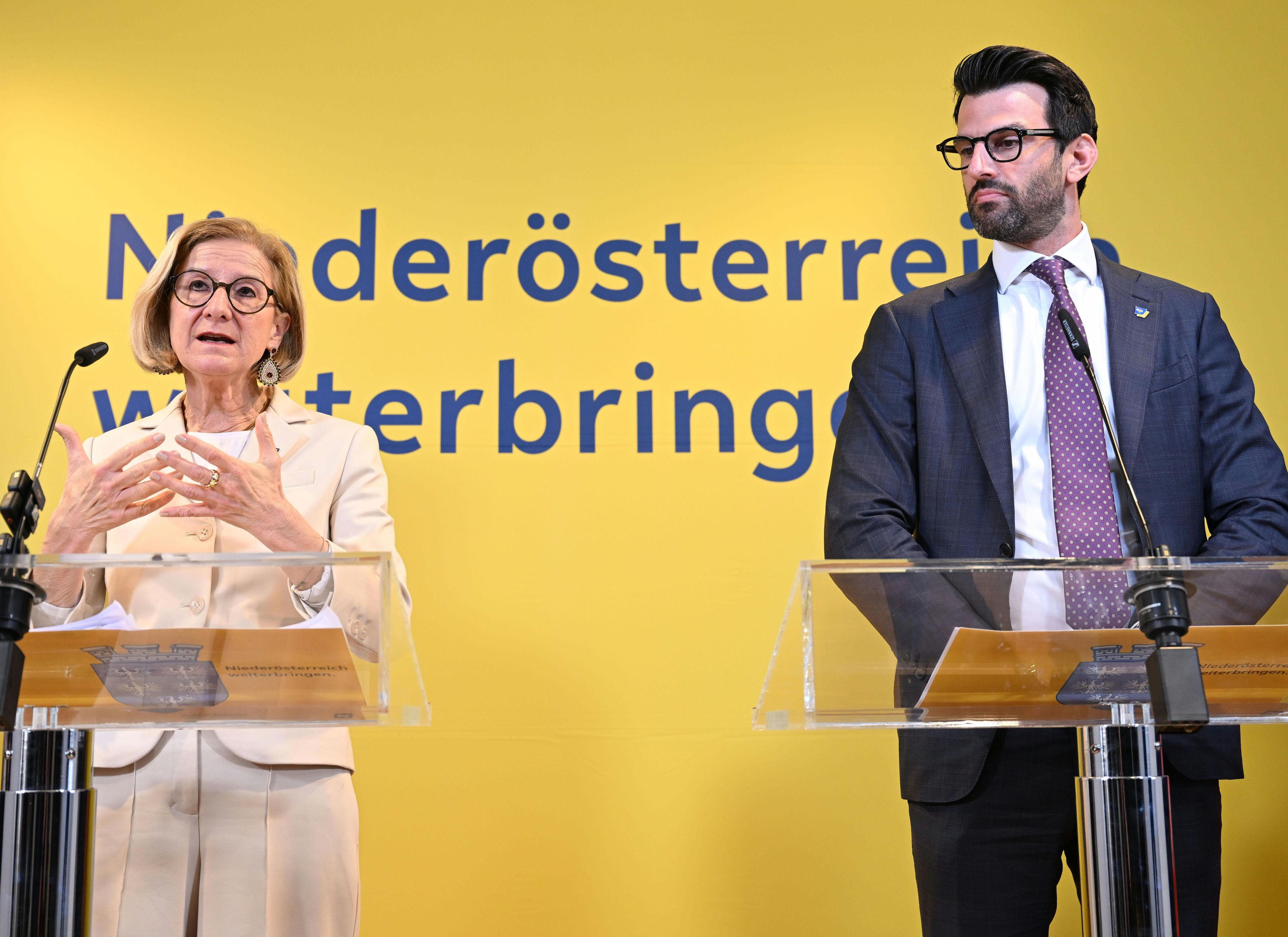 Johanna Mikl-Leitner und Udo Landbauer fordern die Abschaffung der Luftabgabe.